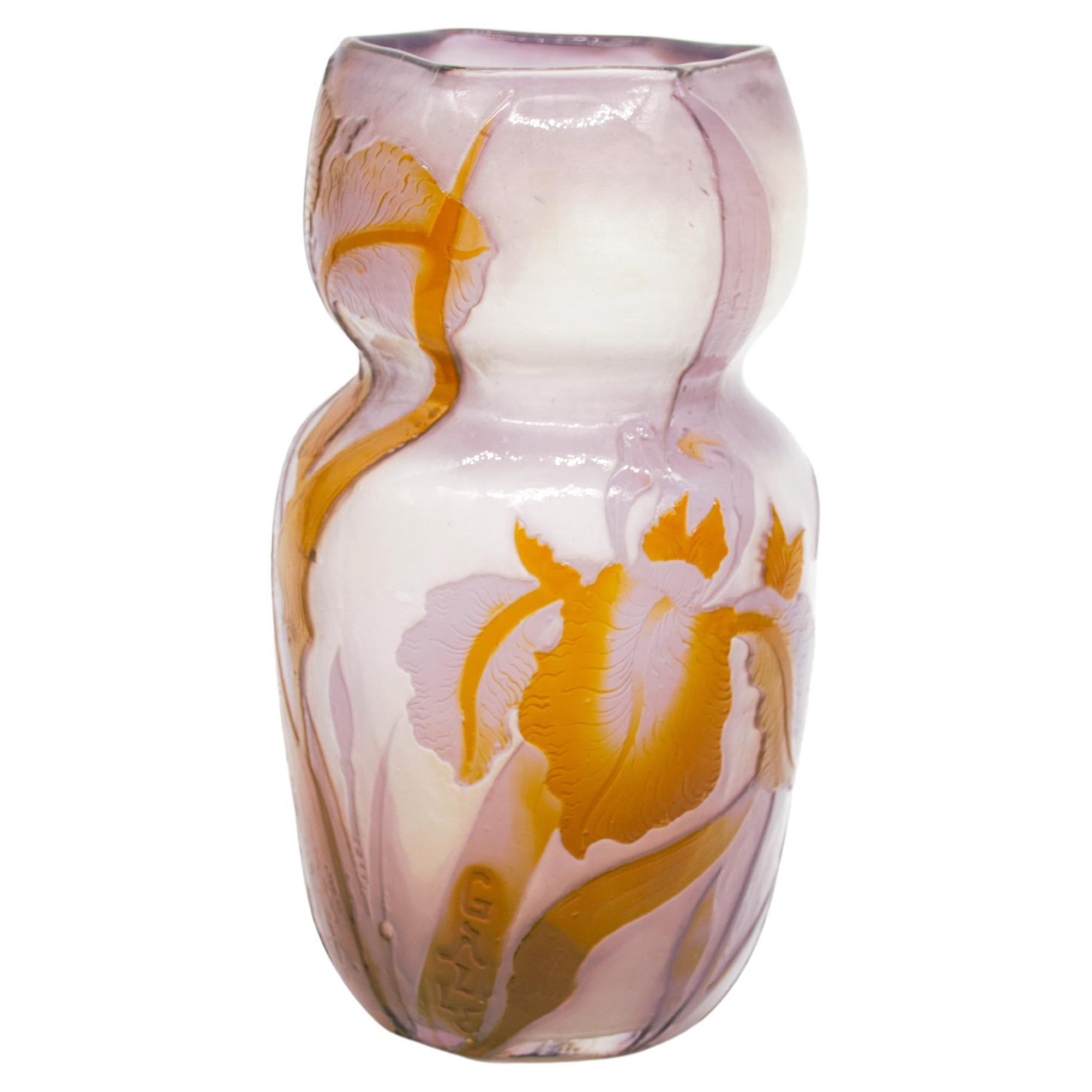ÉMILE GALLÉ  Iris"-Vase, um 1900, überfangenes Kamee und feuerpoliertes Glas  im Angebot