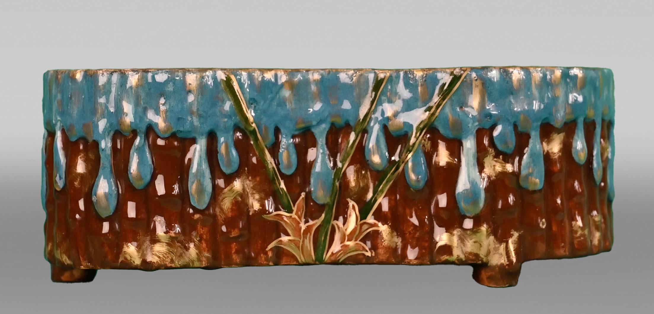 Cette jardinière en céramique, dont le design s'inspire du monde naturel de l'Égypte ancienne, a été créée par Émile Gallé à la fin du XIXe siècle.

Considéré comme le père fondateur de l'Art nouveau, Émile Gallé (1846-1904) reprend la manufacture