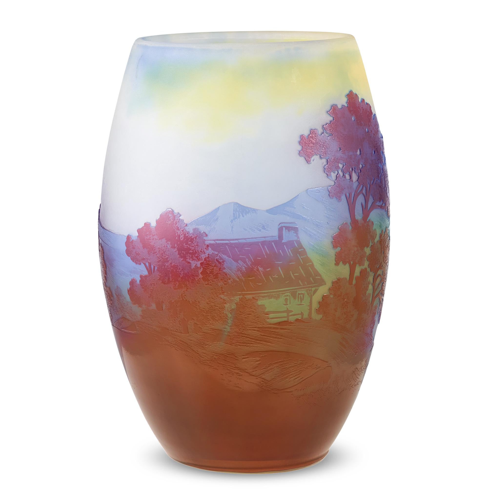 Vase en verre gravé à l'acide et camée
Émile Gallé
Circa 1910

Ce vase exquis de style Art nouveau a été fabriqué par la célèbre maison Gallé à Nancy, en France. Emblématique de la maîtrise de Gallé, la base en verre du vase est recouverte d'une