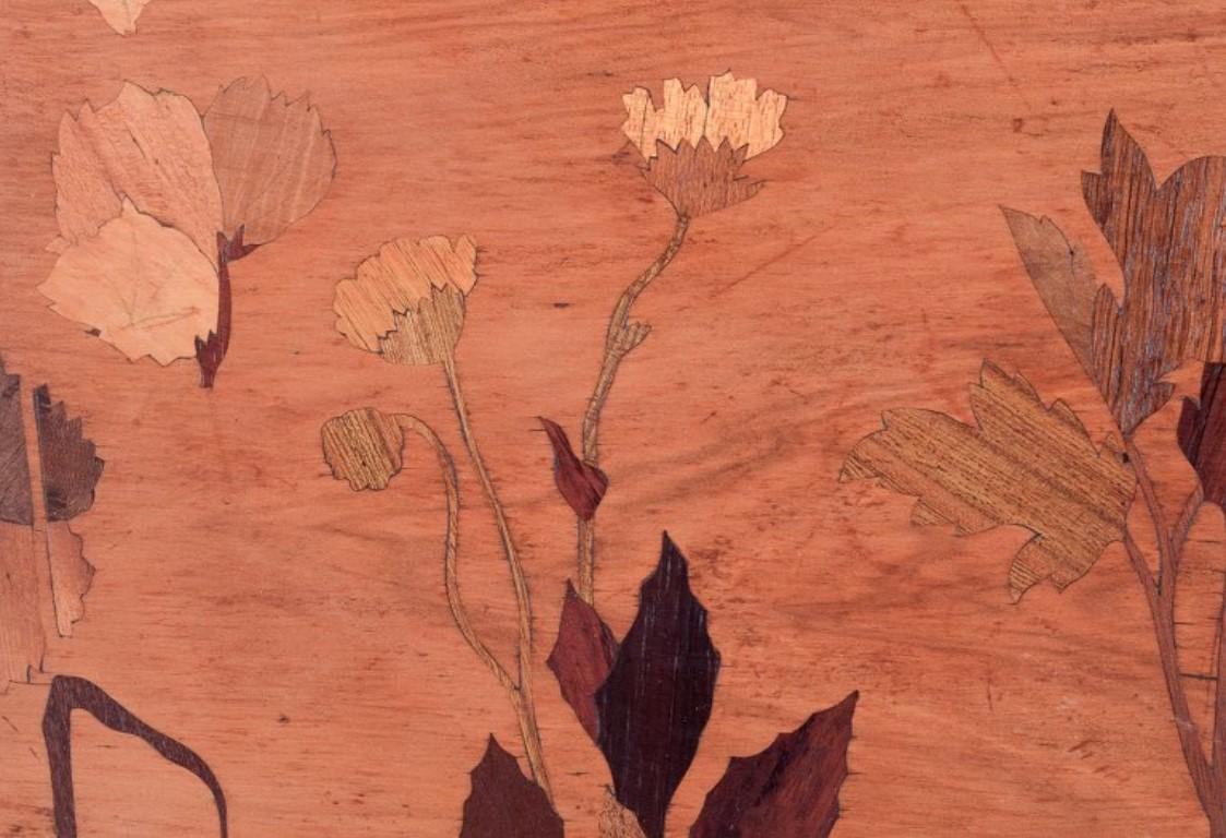 Emile Gallé. Großes Tablett aus Obstholz. Intarsien mit Blumenmotiven. (Art nouveau) im Angebot