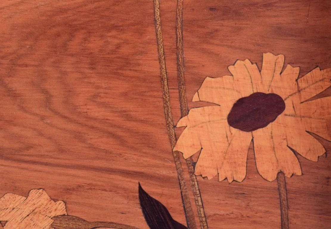 Emile Gallé. Großes Tablett aus Obstholz. Intarsien mit Blumenmotiven. (Französisch) im Angebot