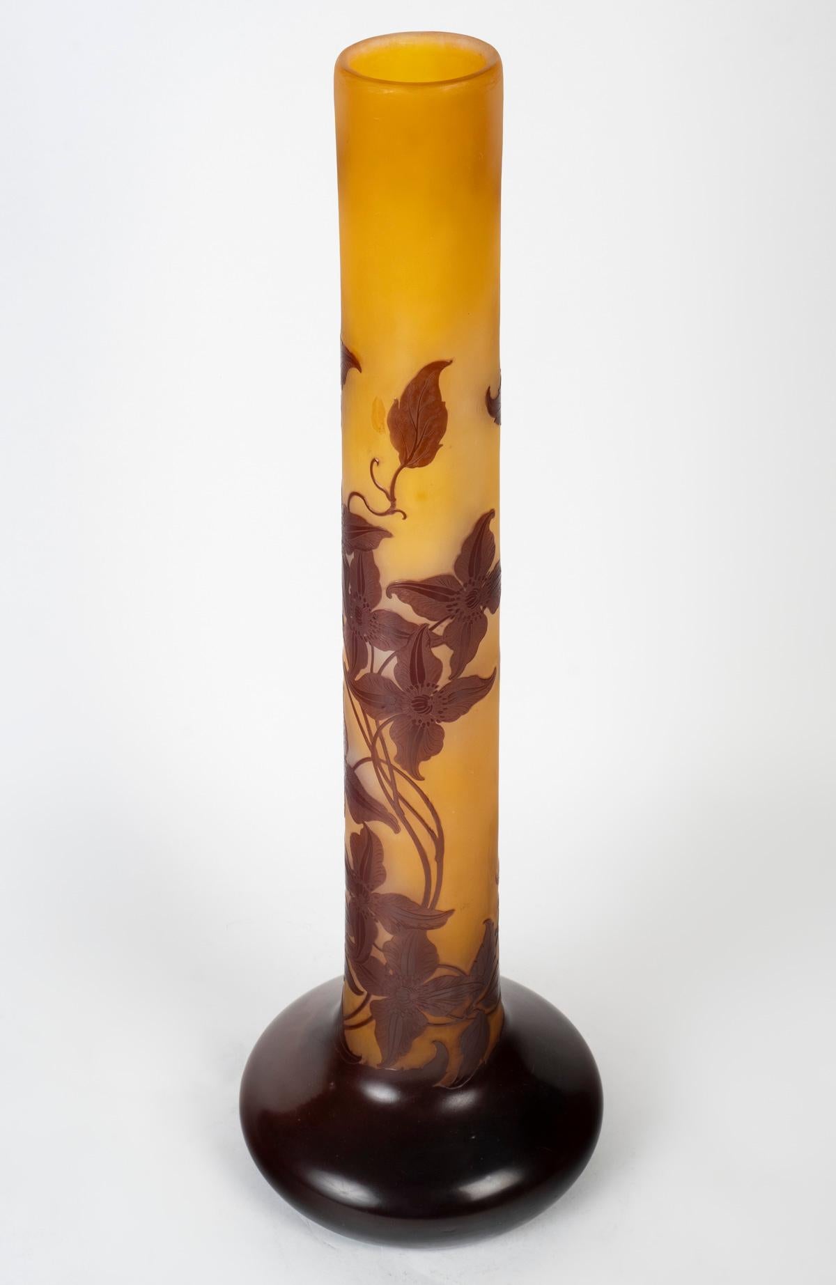 Large and elegant vase by Émile Gallé decorated with purple clematis on a yellow background. Signature in the “Gallé” decor. Beautiful model with yellow gradients in the background. Vase in perfect condition. Art Nouveau period.
