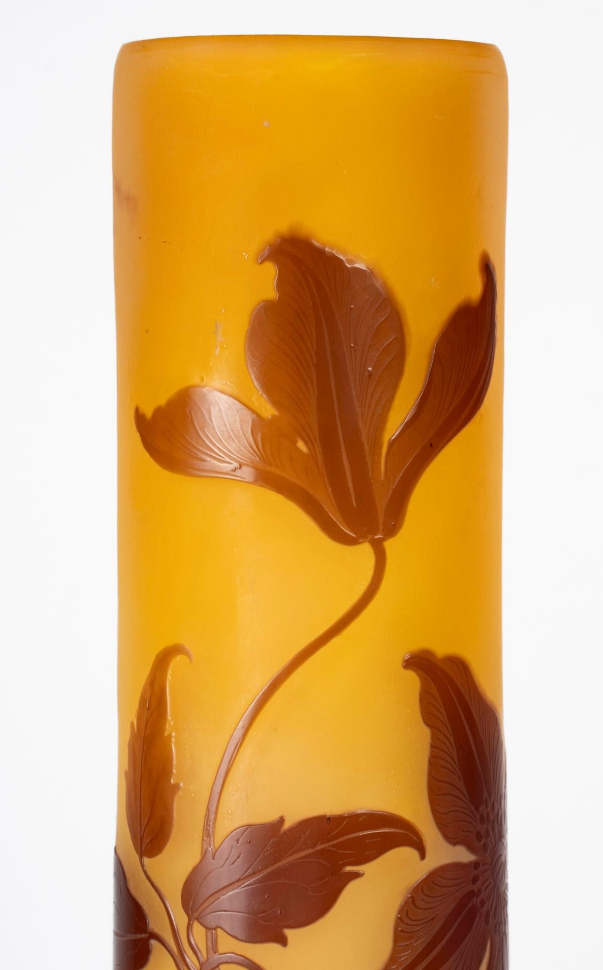 émile Gallé - Large Tube Vase Called “elephant Foot” With Clematis, Art Nouveau In Excellent Condition For Sale In NONANCOURT, FR