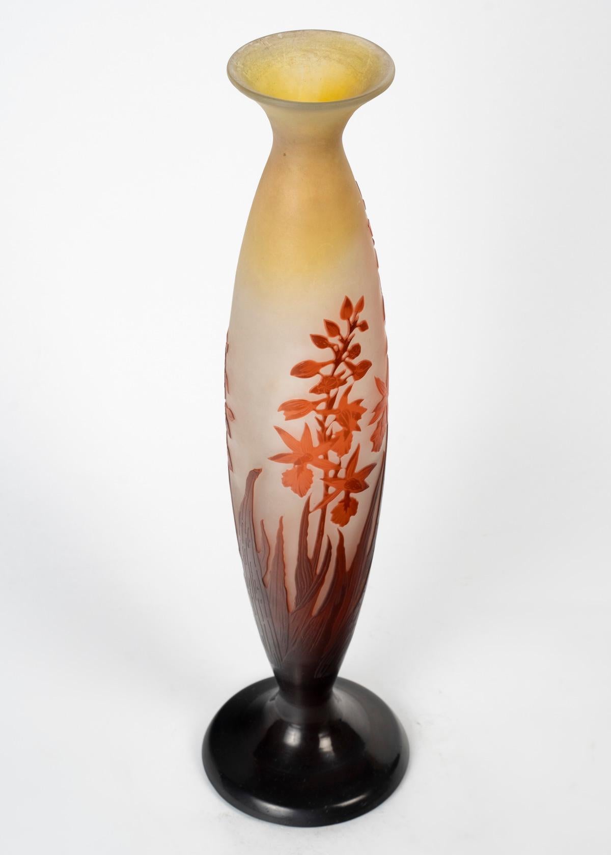 Art nouveau émile Gallé - Grand vase avec crocosmia orange et rouge, pâte de verre Art Nouveau en vente