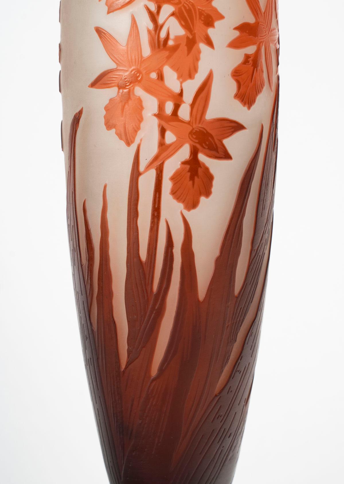 Français émile Gallé - Grand vase avec crocosmia orange et rouge, pâte de verre Art Nouveau en vente