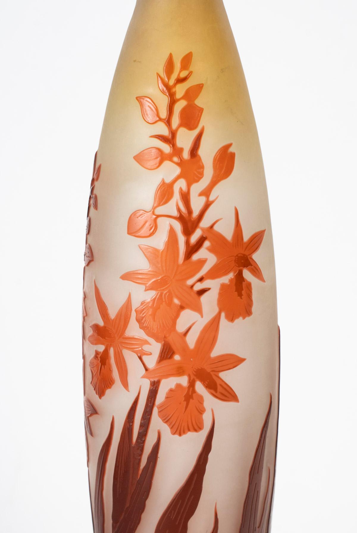 20ième siècle émile Gallé - Grand vase avec crocosmia orange et rouge, pâte de verre Art Nouveau en vente