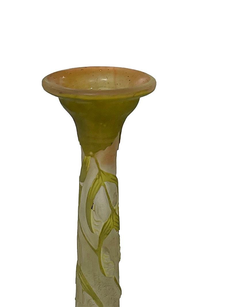 Vase camée à long col Émile Gallé, Art nouveau, 1904-1906

Émile Gallé (Nancy, 1846 -1904) était un verrier et un créateur de meubles français
Vase Camée à long col d'Émile Gallé d'une hauteur de 30 cm, réalisé en verre avec plusieurs couches de