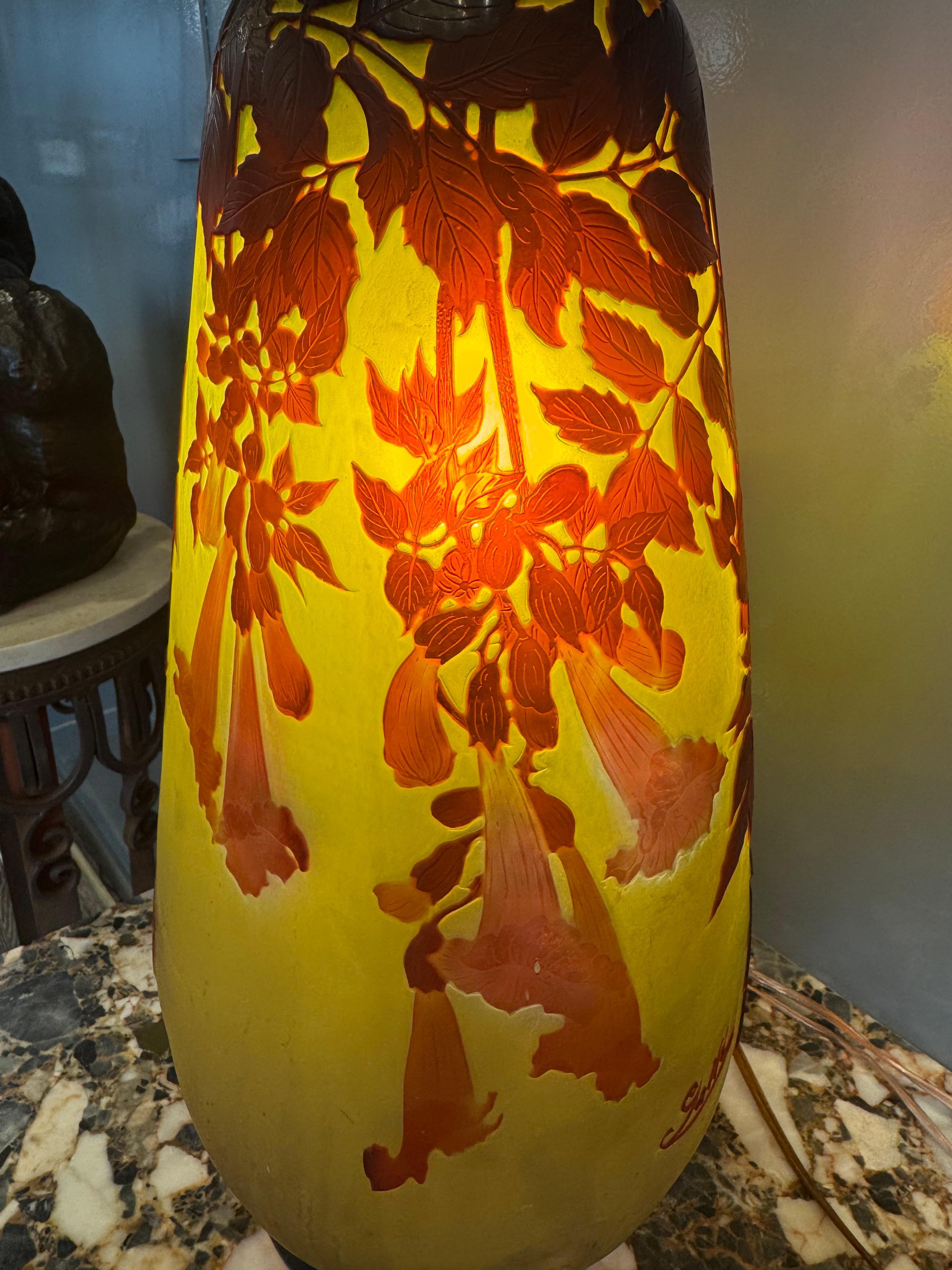 Vase en verre camée Art nouveau 