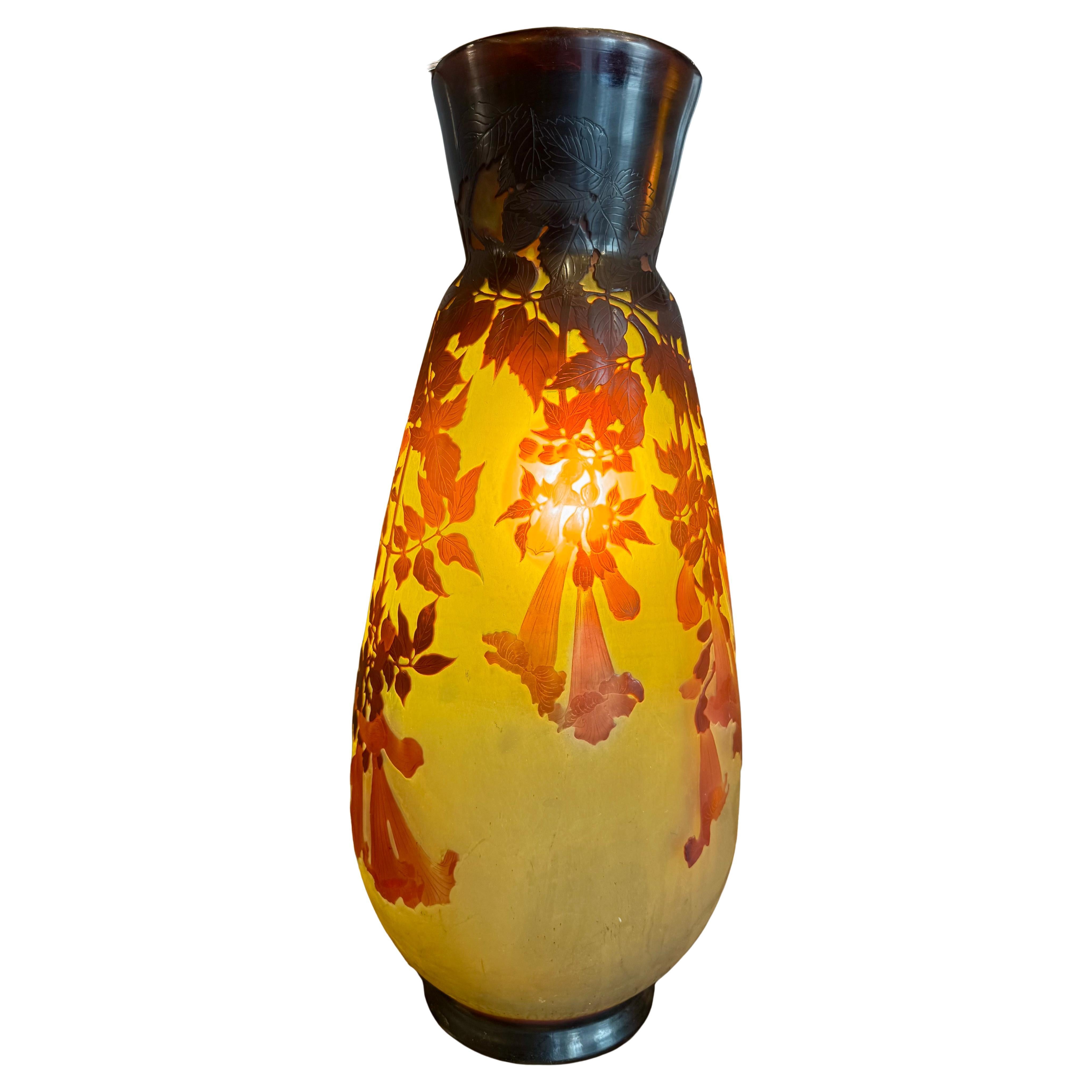Vase en verre camée Art nouveau "Magnolia" d
Émile Gallé, vers 1900 en vente