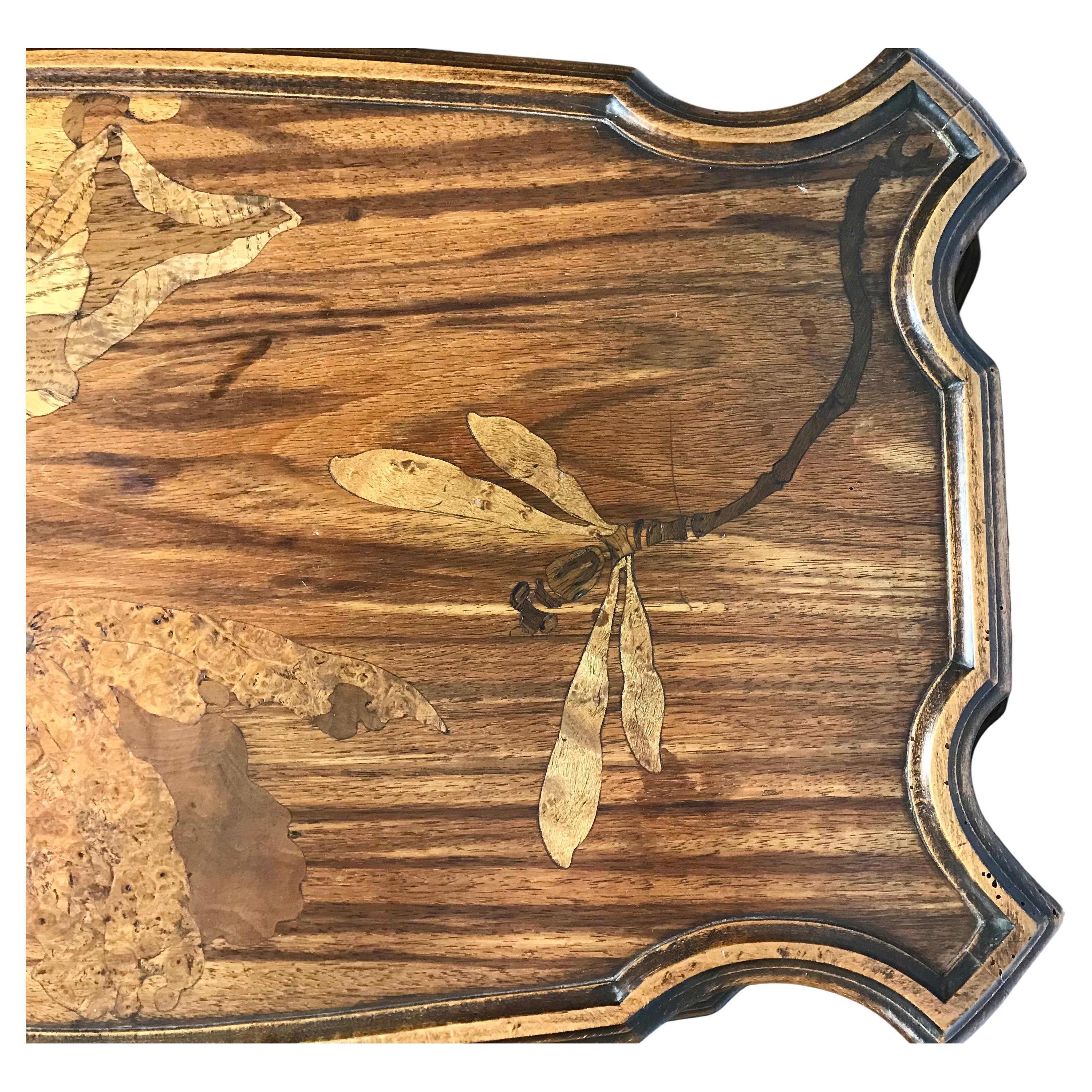 Emile Galle (1846-1904) Table à trois niveaux
Circa 1900

Cette table française en noyer à trois niveaux et quatre pieds, décorée de marqueterie de bois fruitier 