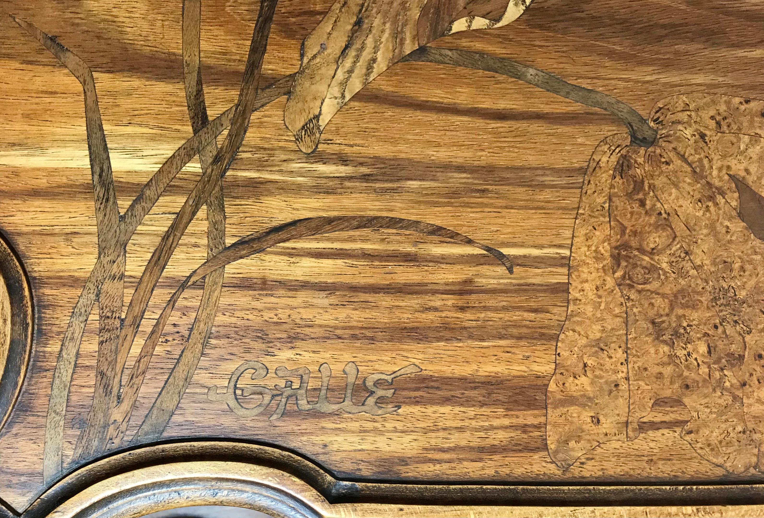 Début du 20ème siècle Emile Galle Marqueterie Trois Tiroirs Dragonfy et Table Botanique en vente