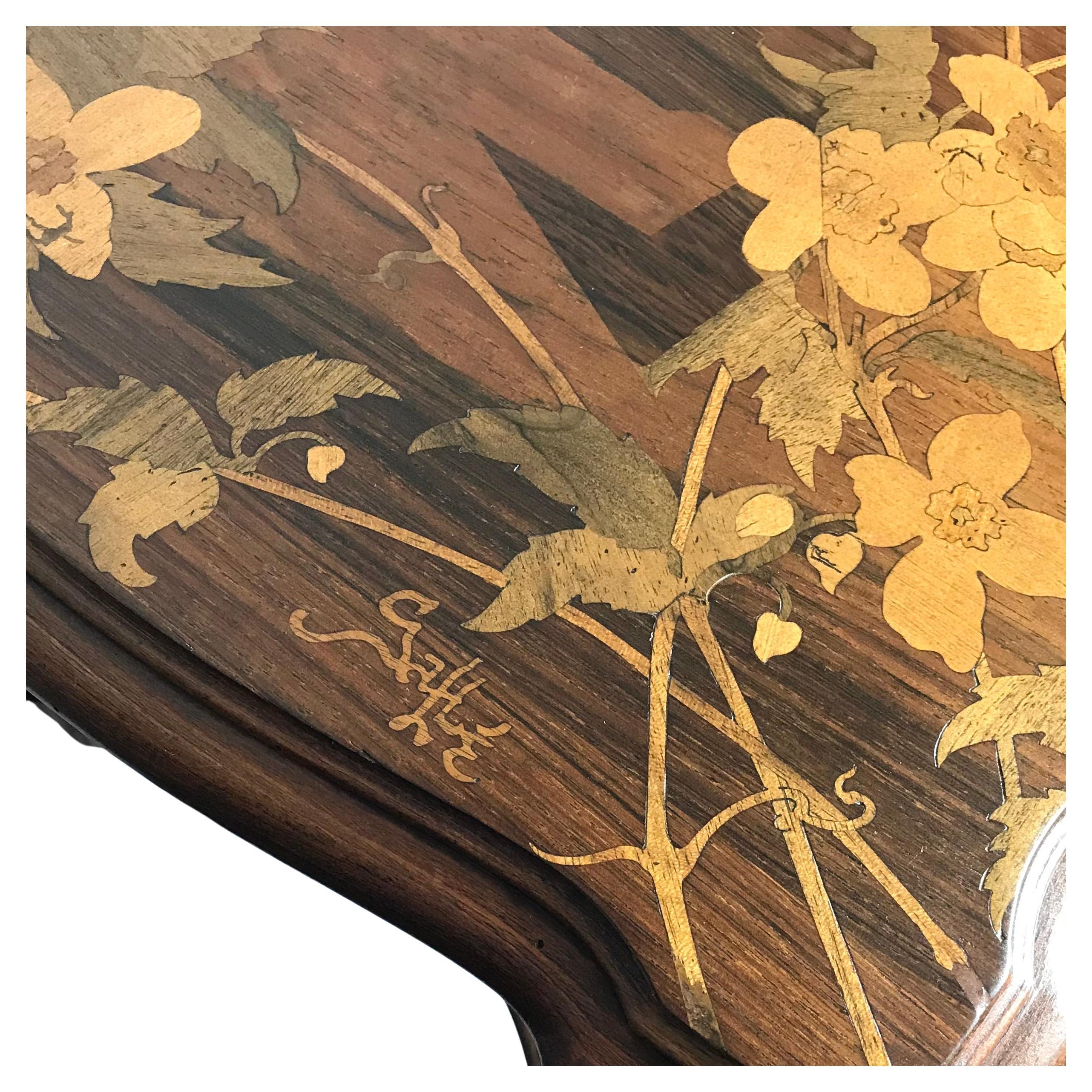 Emile Galle (1846-1904) Table à deux niveaux
Circa 1900

Guéridon à deux niveaux en marqueterie de noyer et de bois fruitiers d'Émile Gallé.

Ce piédestal classique Art Nouveau à deux niveaux en noyer français avec une décoration en bois fruitier et