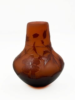 Petit vase en verre à camée de Gallé, décoré de motifs floraux, France