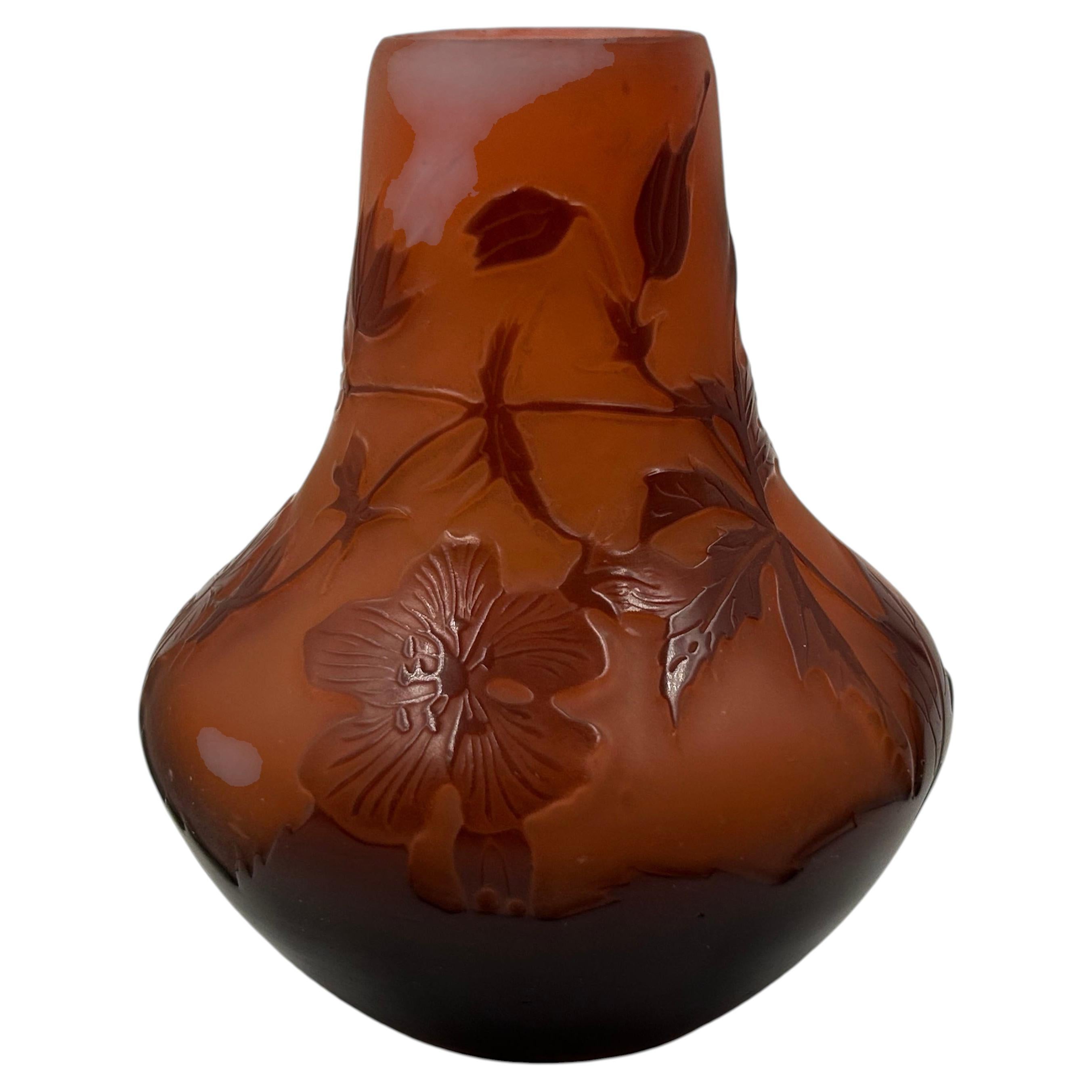 Vaso in vetro con cammeo in miniatura di Émile Gallé con decorazione floreale, Francia in vendita