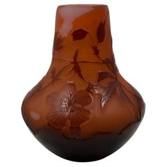 Petit vase en verre à camée de Gallé, décoré de motifs floraux, France