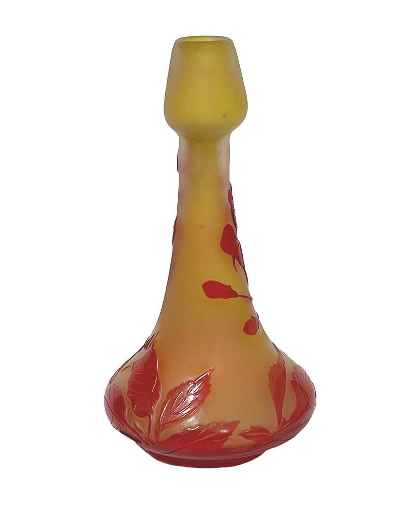 Émile Gallé Miniatur-Kamee-Vase, Jugendstil, um 1900

Émile Gallé (Nancy, 1846 -1904) war ein französischer Glasmacher und Möbeldesigner
Émile Gallé 7 cm hohe Cameo-Vase aus Glas mit mehreren Glasschichten. Milchglas mit gelber Innenseite und rot