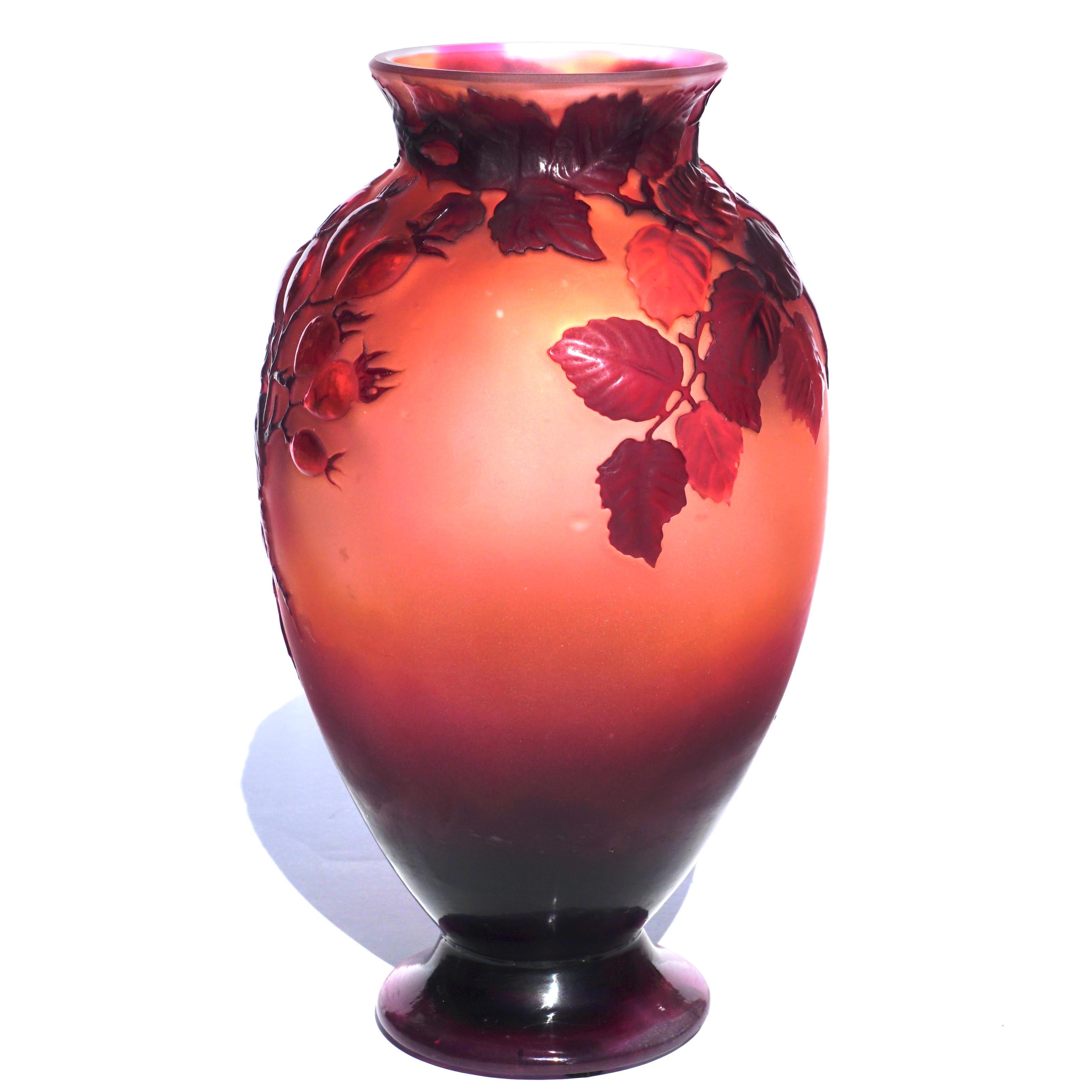 Fait main Vase Art nouveau soufflé à la moule en forme de rose sauvage d'Emile Galle