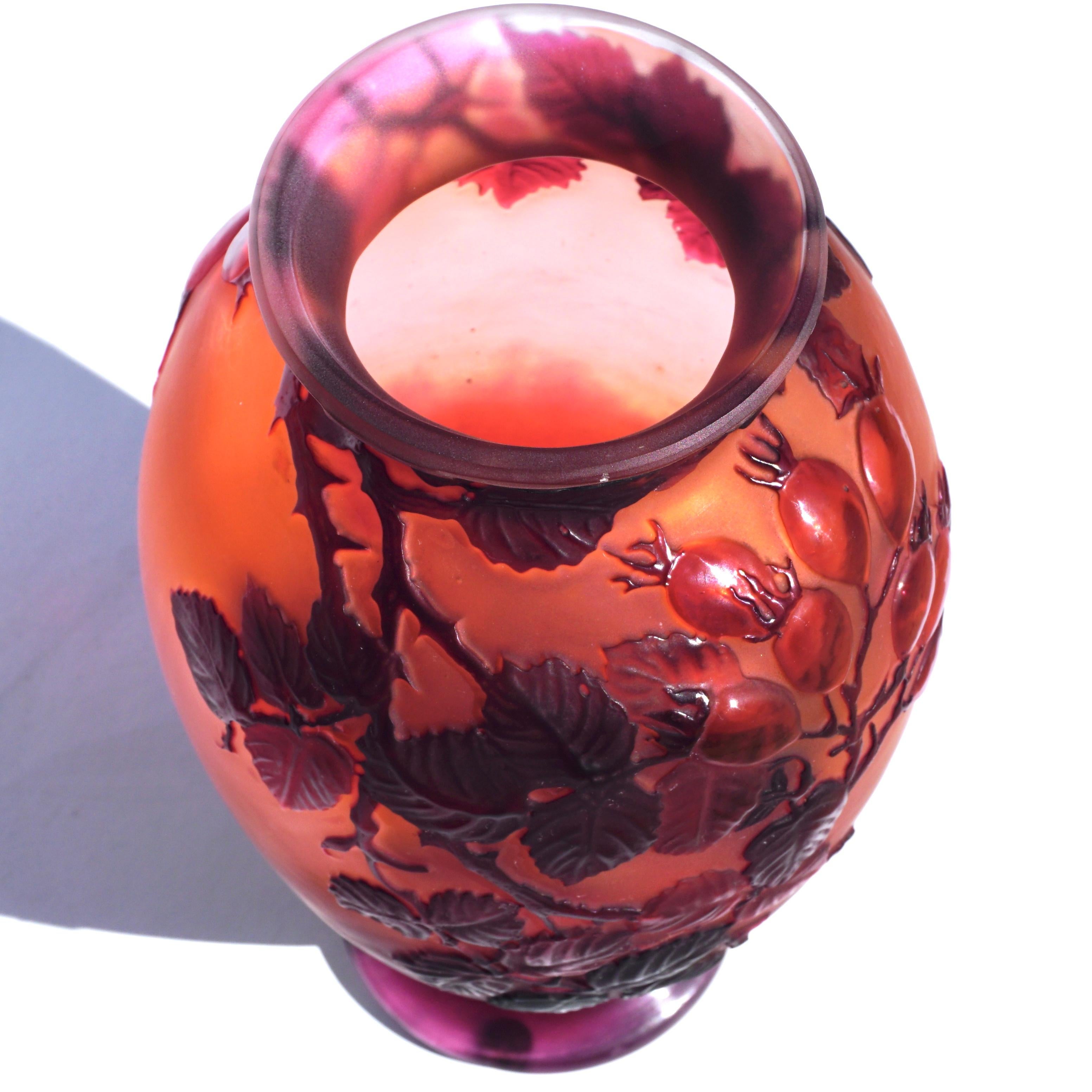 Début du 20ème siècle Vase Art nouveau soufflé à la moule en forme de rose sauvage d'Emile Galle