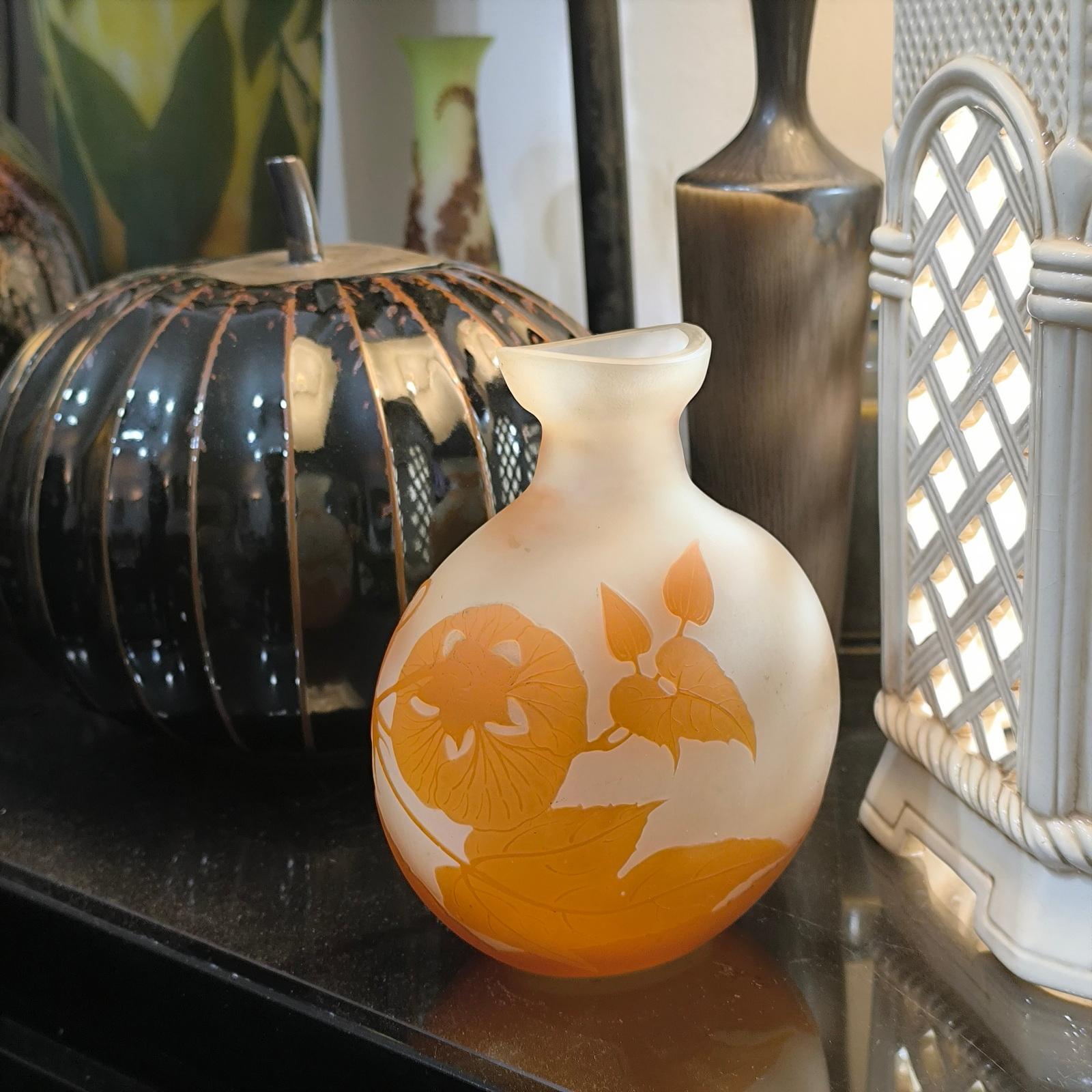 Français Rare vase en verre Camée Art Nouveau Émile Gallé Nancy, Décor de Convolvulus
