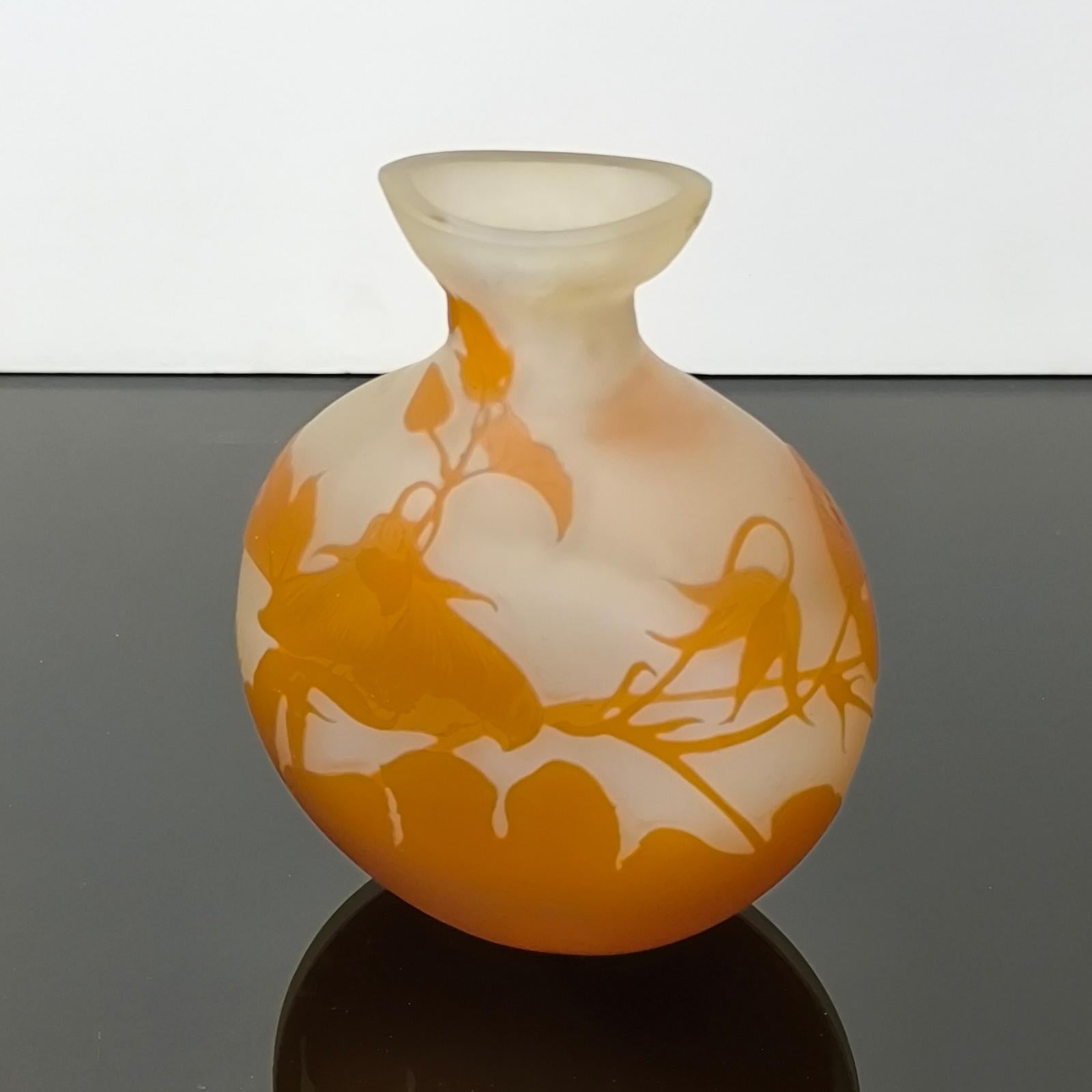 Buriné Rare vase en verre Camée Art Nouveau Émile Gallé Nancy, Décor de Convolvulus