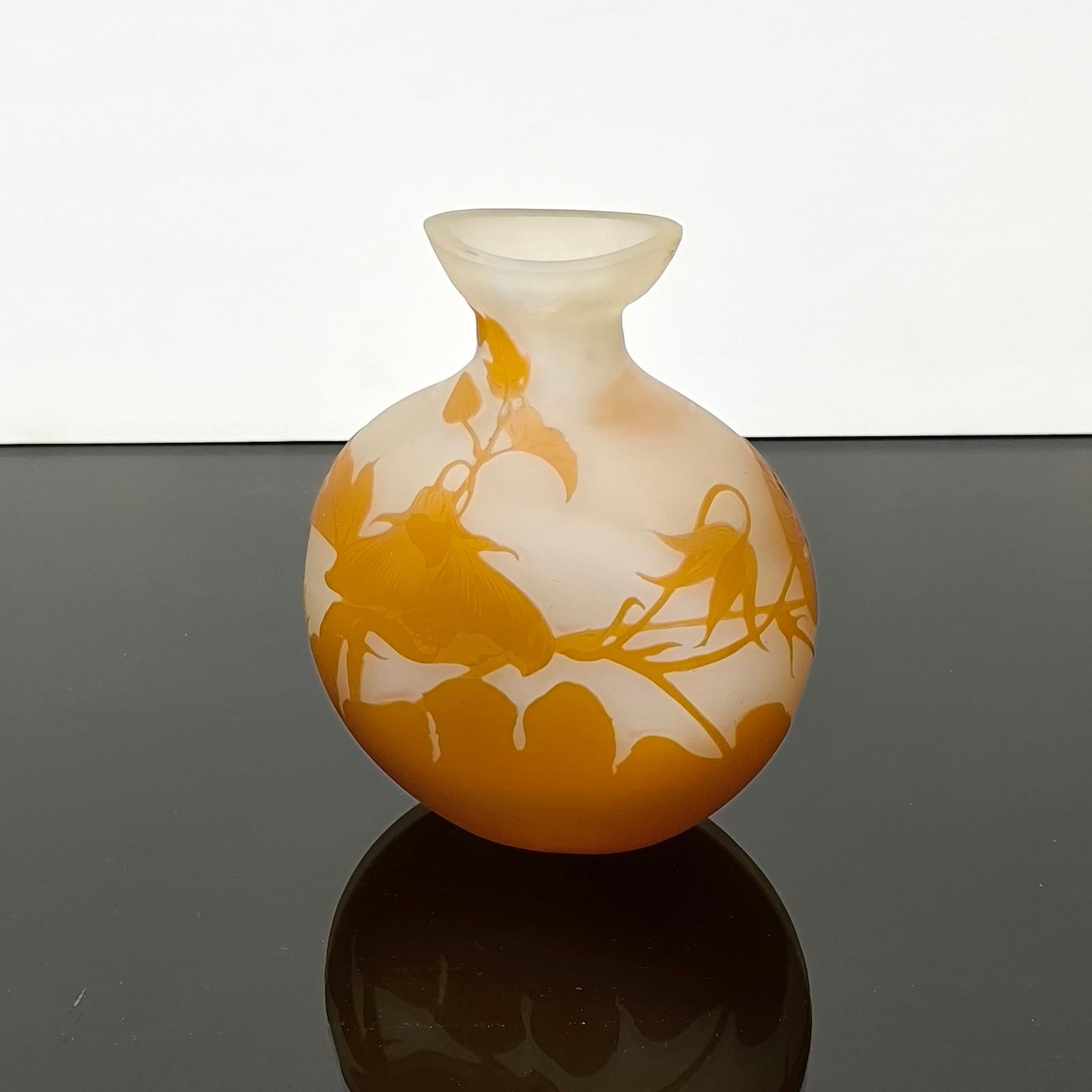 Rare vase en verre Camée Art Nouveau Émile Gallé Nancy, Décor de Convolvulus Excellent état à Bochum, NRW