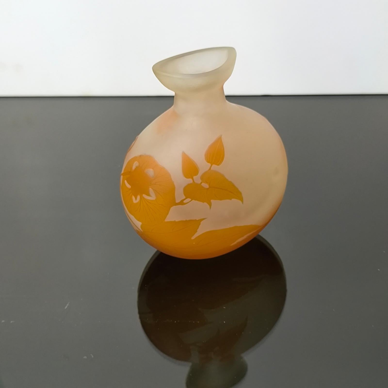Verre Rare vase en verre Camée Art Nouveau Émile Gallé Nancy, Décor de Convolvulus