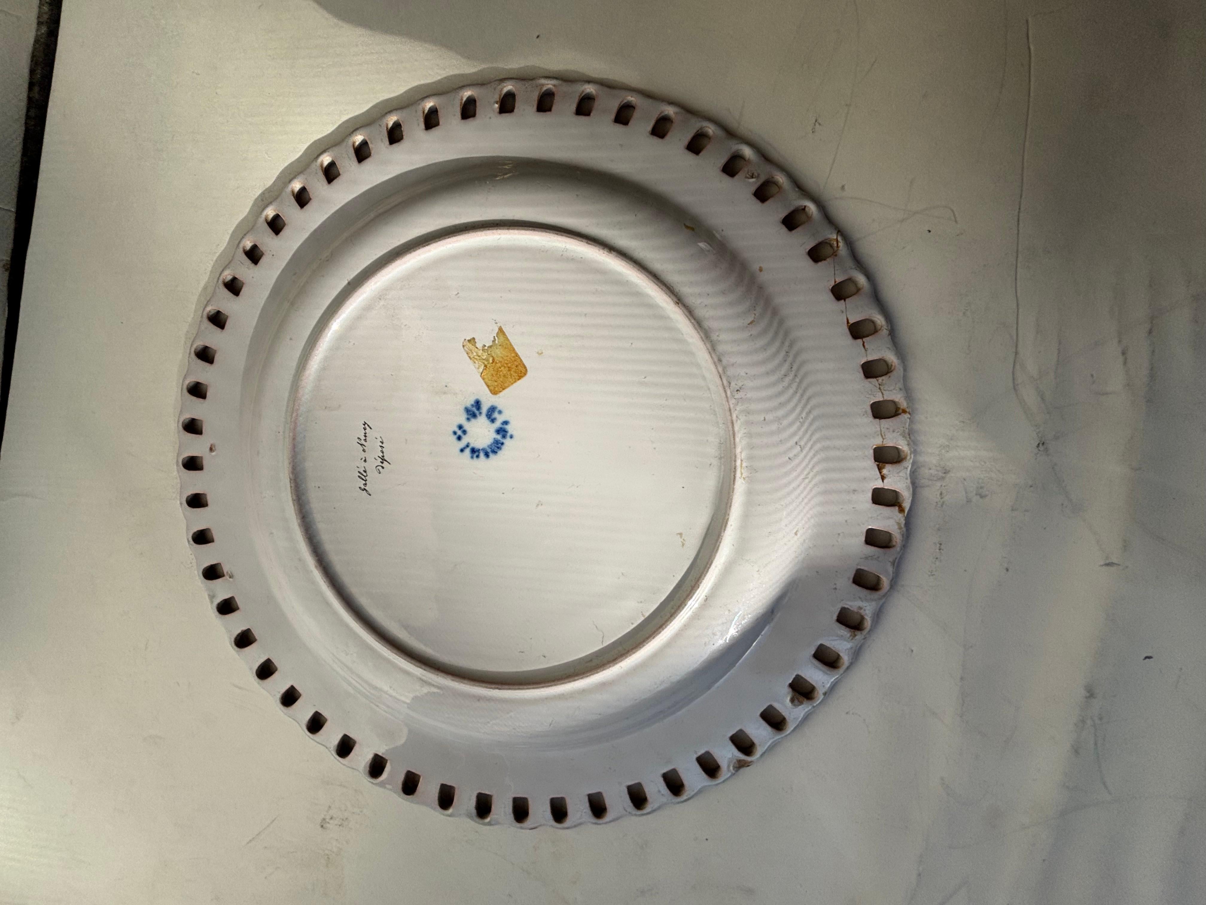 Precioso reticulado pintado a mano y firmado Galle en la espalda  Fabricado en Nancy a finales del siglo XIX, es muy conocido por sus jarrones camafeo de vidrio artístico, así como por sus muebles.