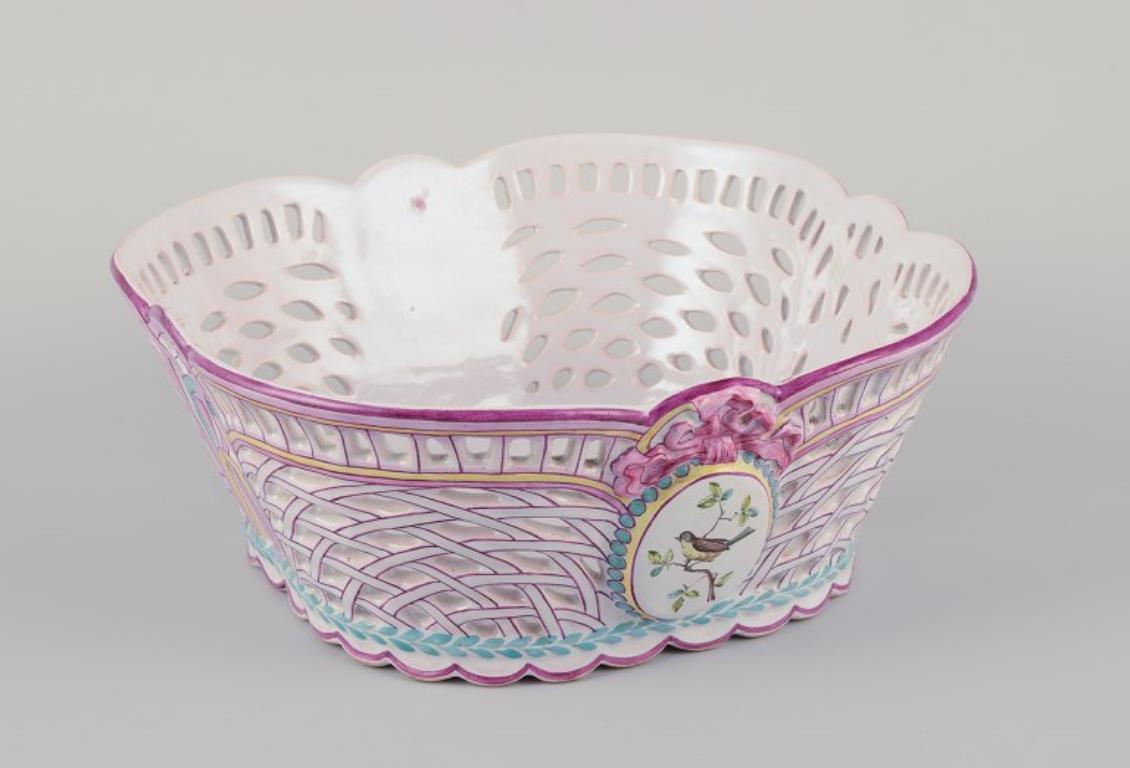 Emile Gallé (1846-1904), französischer Glaskünstler und Designer, Nancy, Frankreich. Große durchbrochene Fayence-Schale.
Handdekoriert mit Vogelmotiven.
Ungefähr 1880.
Markiert.
In perfektem Zustand.
Abmessungen: D 23,0 cm x H 9,5 cm.