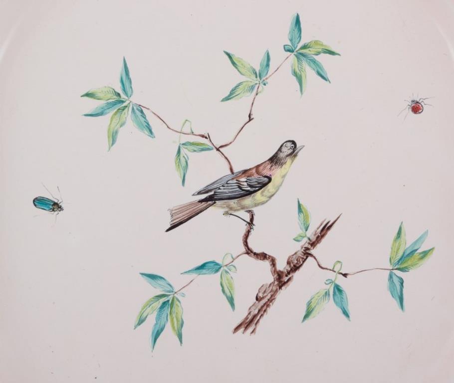 Emile Gallé (1846-1904), artista y diseñador de vidrio francés, Nancy, Francia. Gran plato de loza perforada.
Decorada a mano con motivos de aves e insectos.
Aproximadamente en 1880.
Marcado.
En perfecto estado.
Dimensiones: P 27,5 cm x A 4,0 cm.