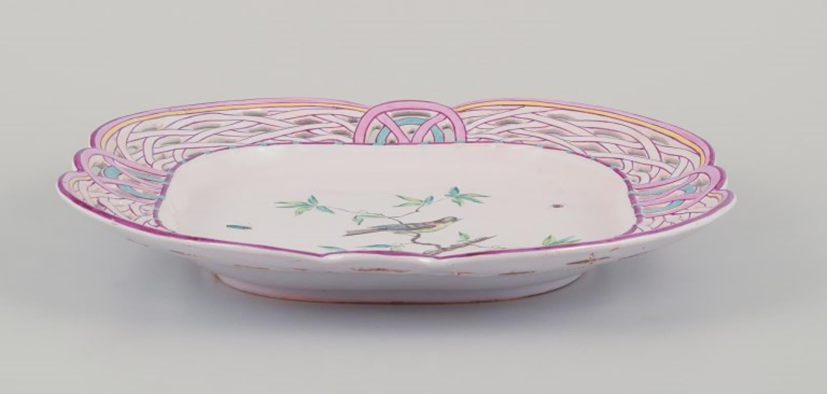 Emile Gallé, Nancy, Francia. Gran plato de loza perforada. Aprox. 1880 en Excelente estado para la venta en Copenhagen, DK