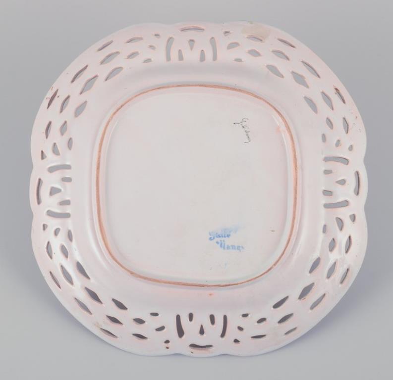 Emile Gallé, Nancy, Francia. Gran plato de loza perforada. Aprox. 1880 Fines del siglo XIX en venta