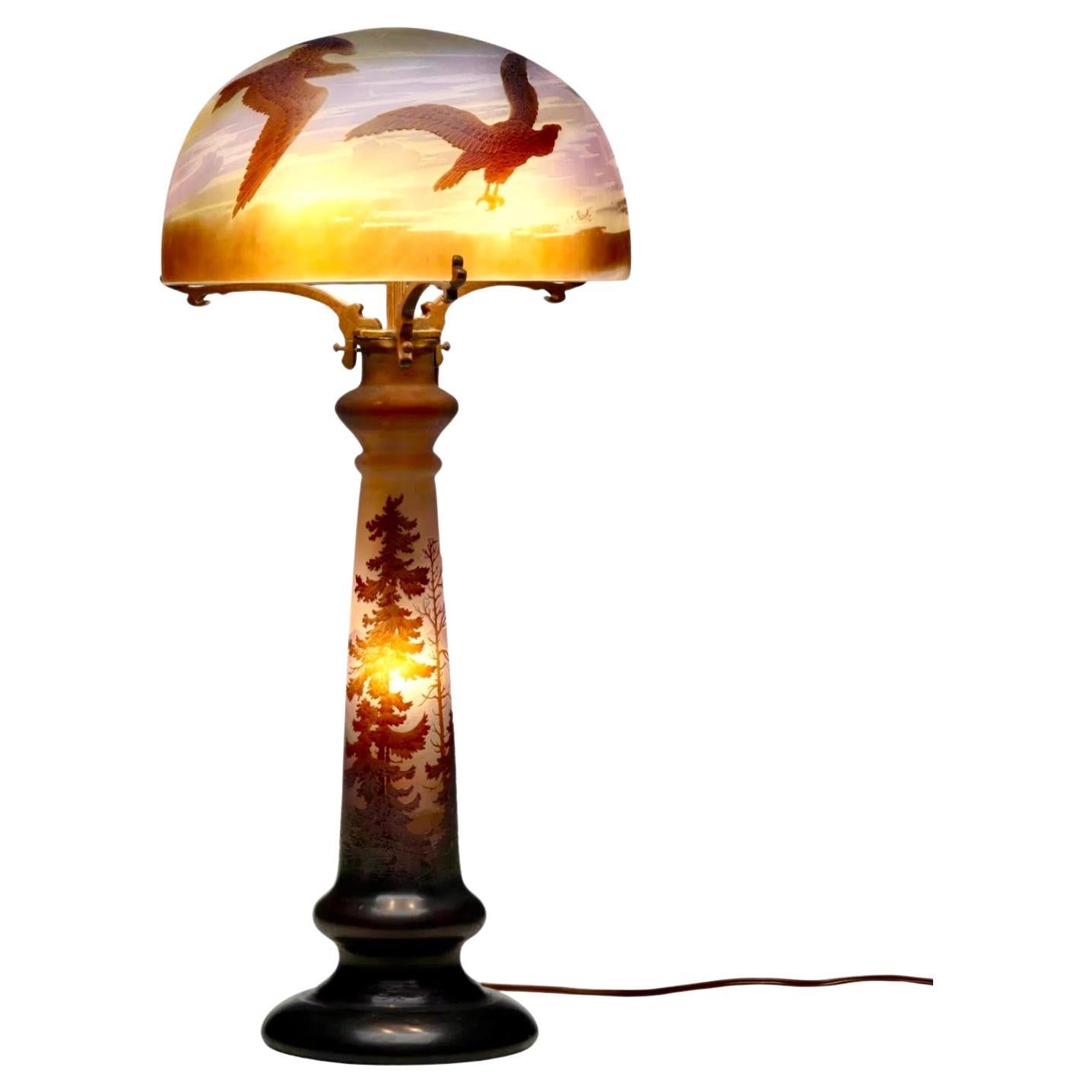 Emile Galle
Rare lampe de table Paysage Vosges avec aigles

France, c.C. 1910
Verre camée gravé à l'acide
Dimensions : 23 pouces de haut x 11,25 de diamètre 

Signé en camée à la base et à l'ombre 