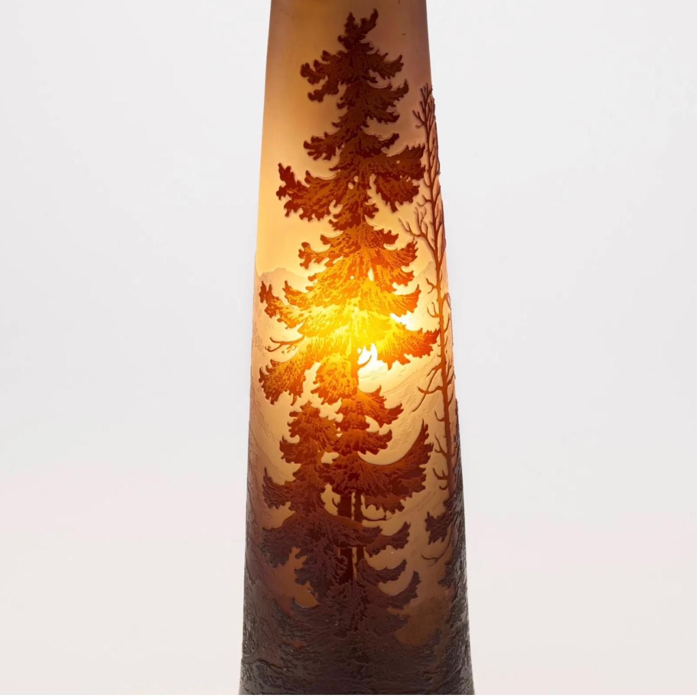 Sculpté Lampe de table Paysage Vosges avec aigles d'Emile Galle en vente