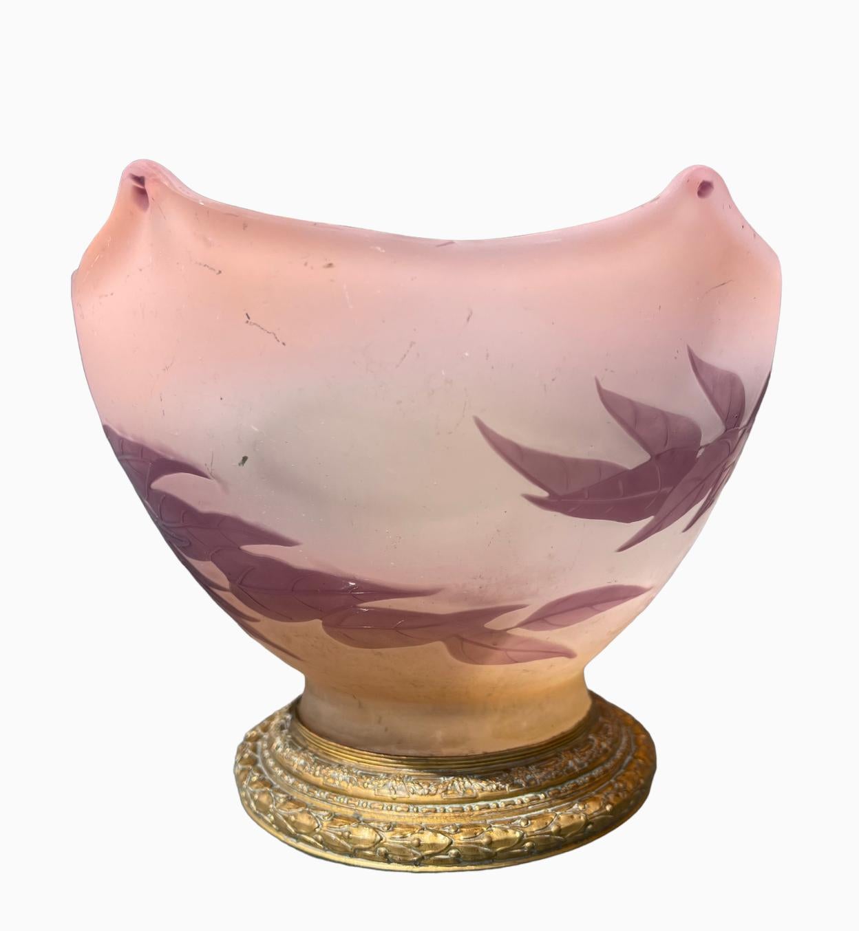 Emile Gallé - Lila Vase oder Tasse im Zustand „Gut“ im Angebot in Beaune, FR