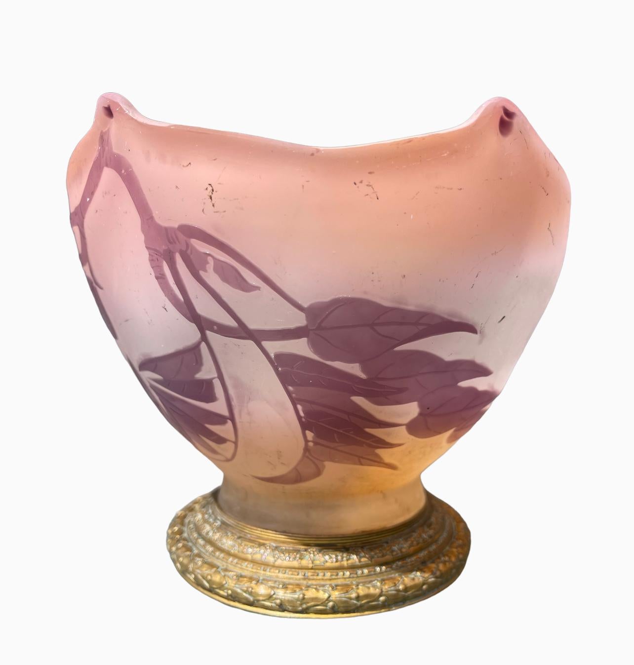 Emile Gallé - Lila Vase oder Tasse (20. Jahrhundert) im Angebot