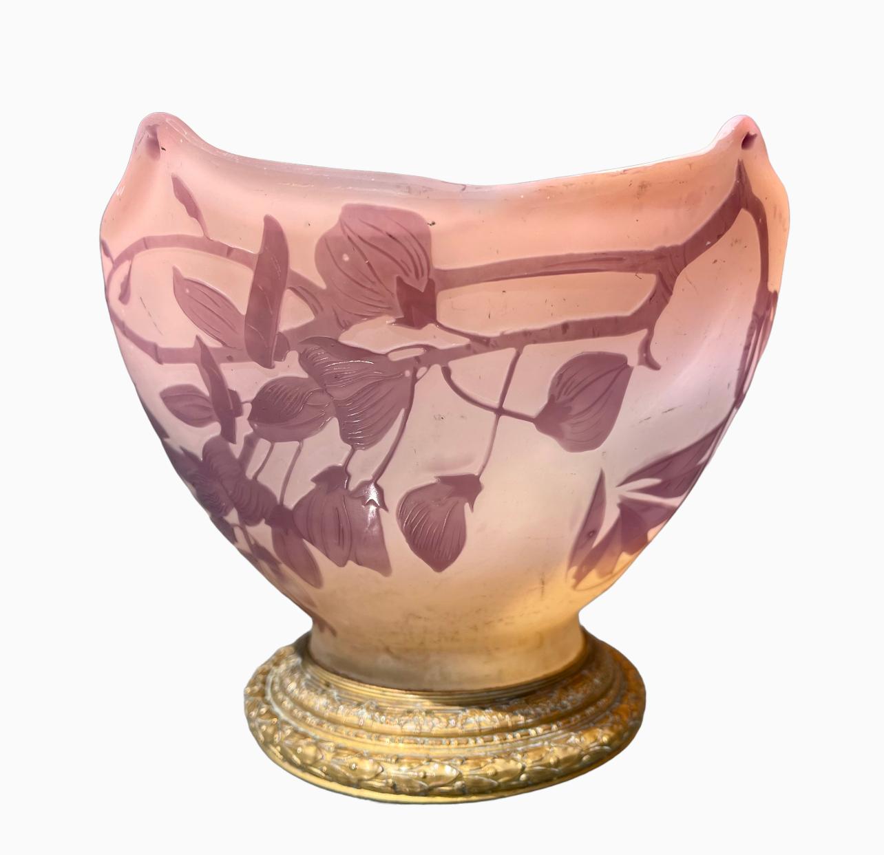 Emile Gallé - Lila Vase oder Tasse (Glaskunst) im Angebot