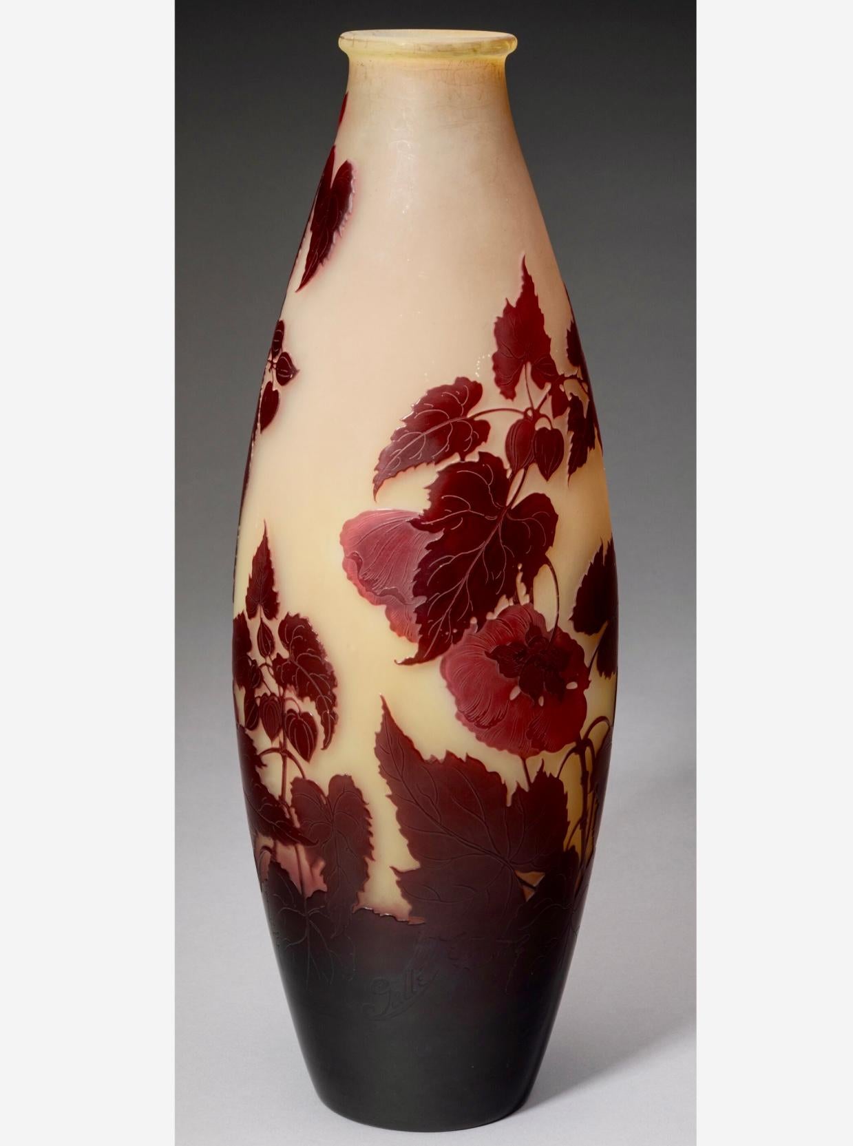 Emile Gallé Art Nouveau Vase en verre trois couleurs gravé à l'acide et en camée. Les fleurs de rose sont peintes en fenêtre et laissent passer de délicates ondes lumineuses dans un effet translucide. Il s'agit d'un vase assez grand et décoratif