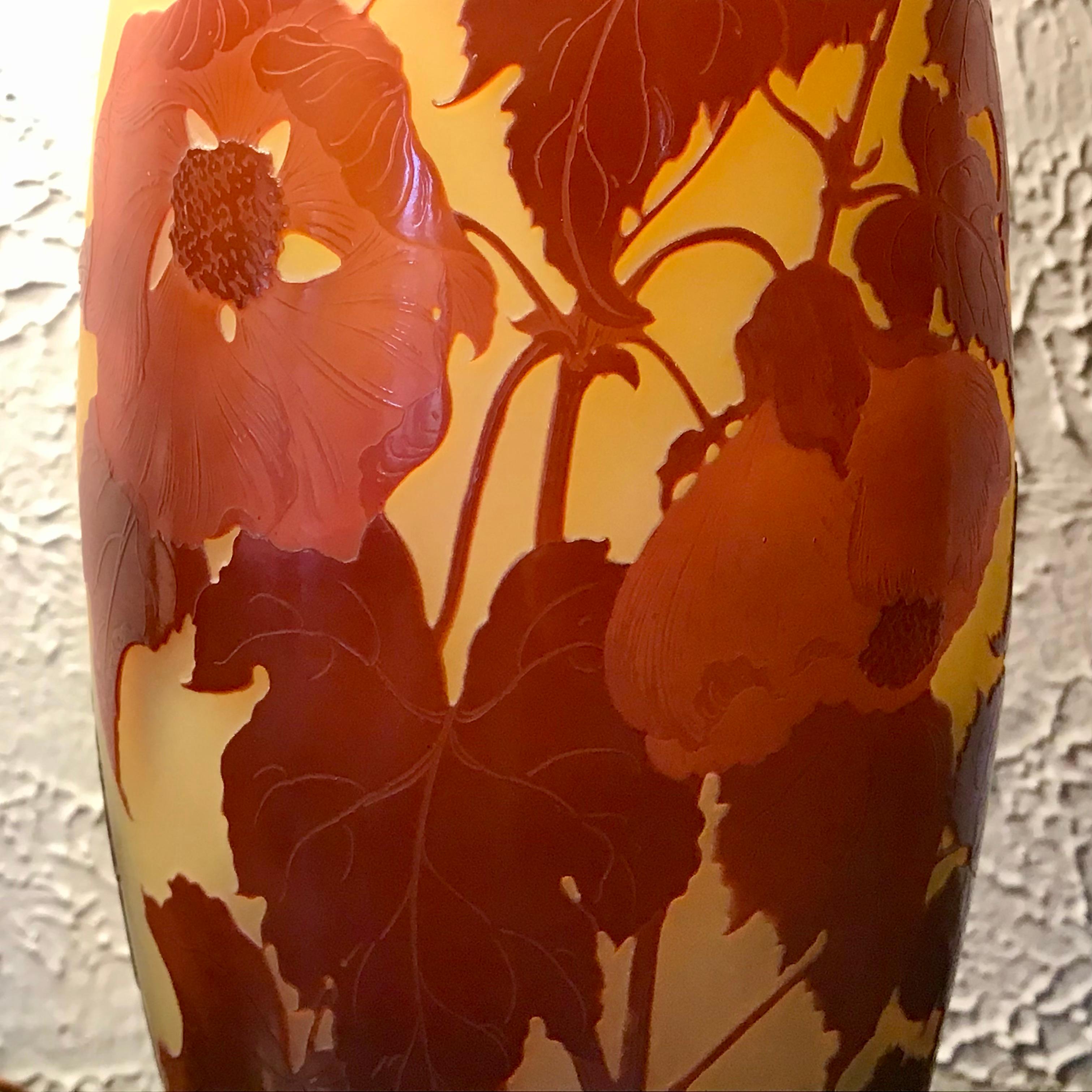 Sculpté Vase camée rouge Emile Galle en vente