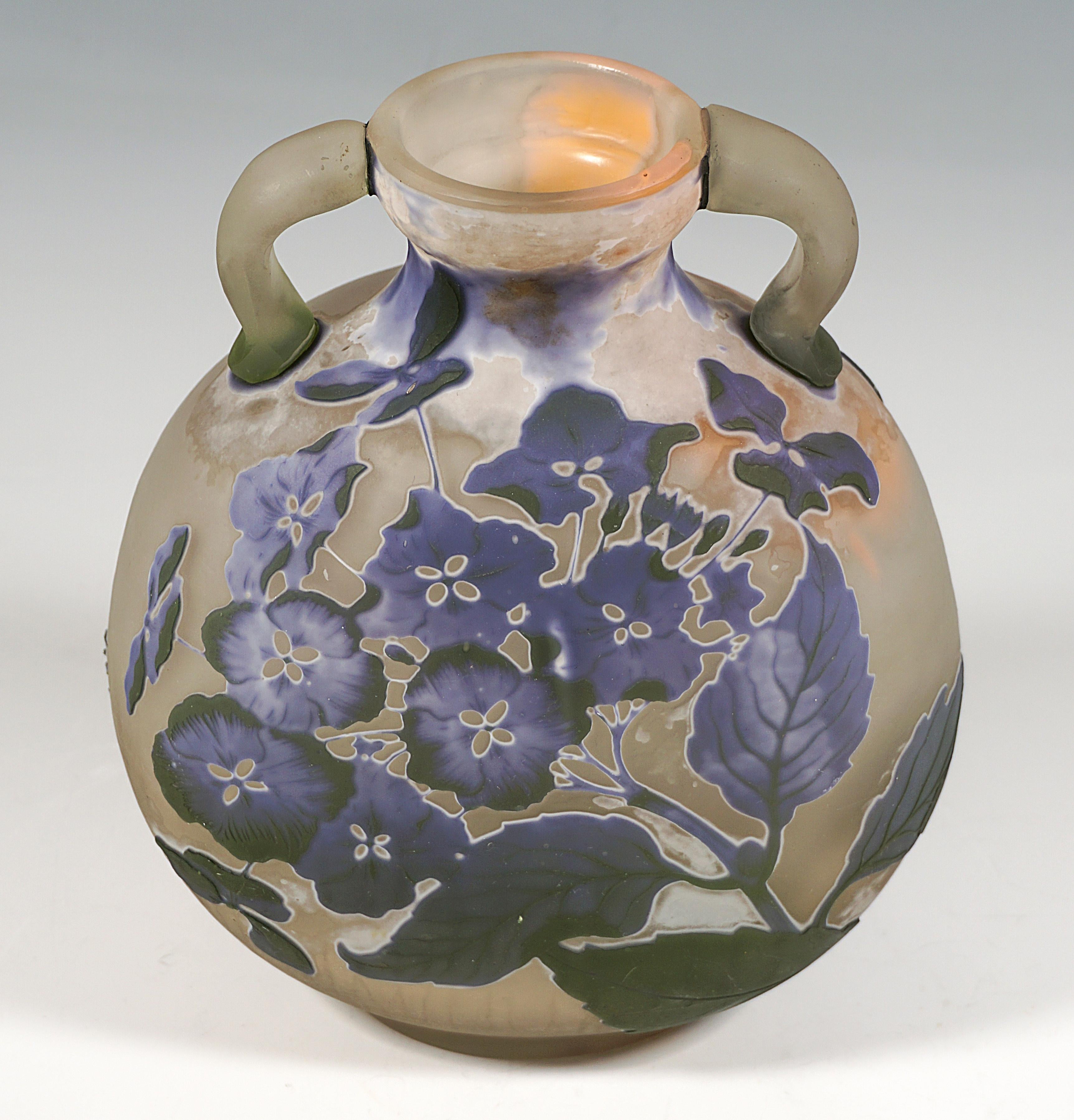 Émile Gallé Jarrón redondo Art Nouveau con asa de camafeo y decoración de hortensias Francia 1905 Grabado en venta