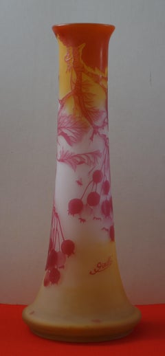 Französische Kamee-Glasvase „Rote Beerenvase“ im Jugendstil von Emile Gall:: Nancy:: 45 cm