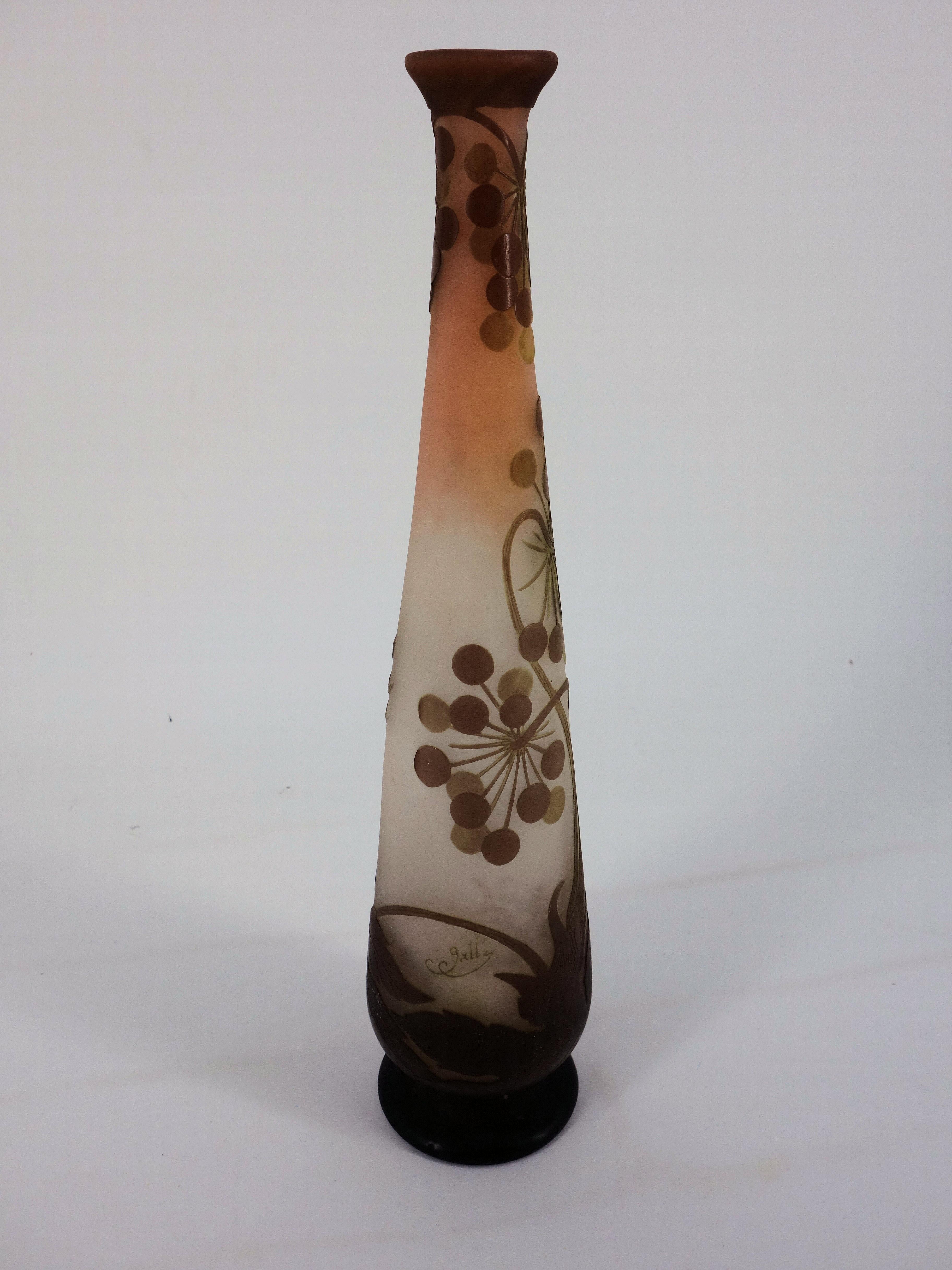 Französische Kamee-Glas-Vase „Umbels“ im Jugendstil von Emile Gall, Nancy, 40 cm – Sculpture von Emile Gallé