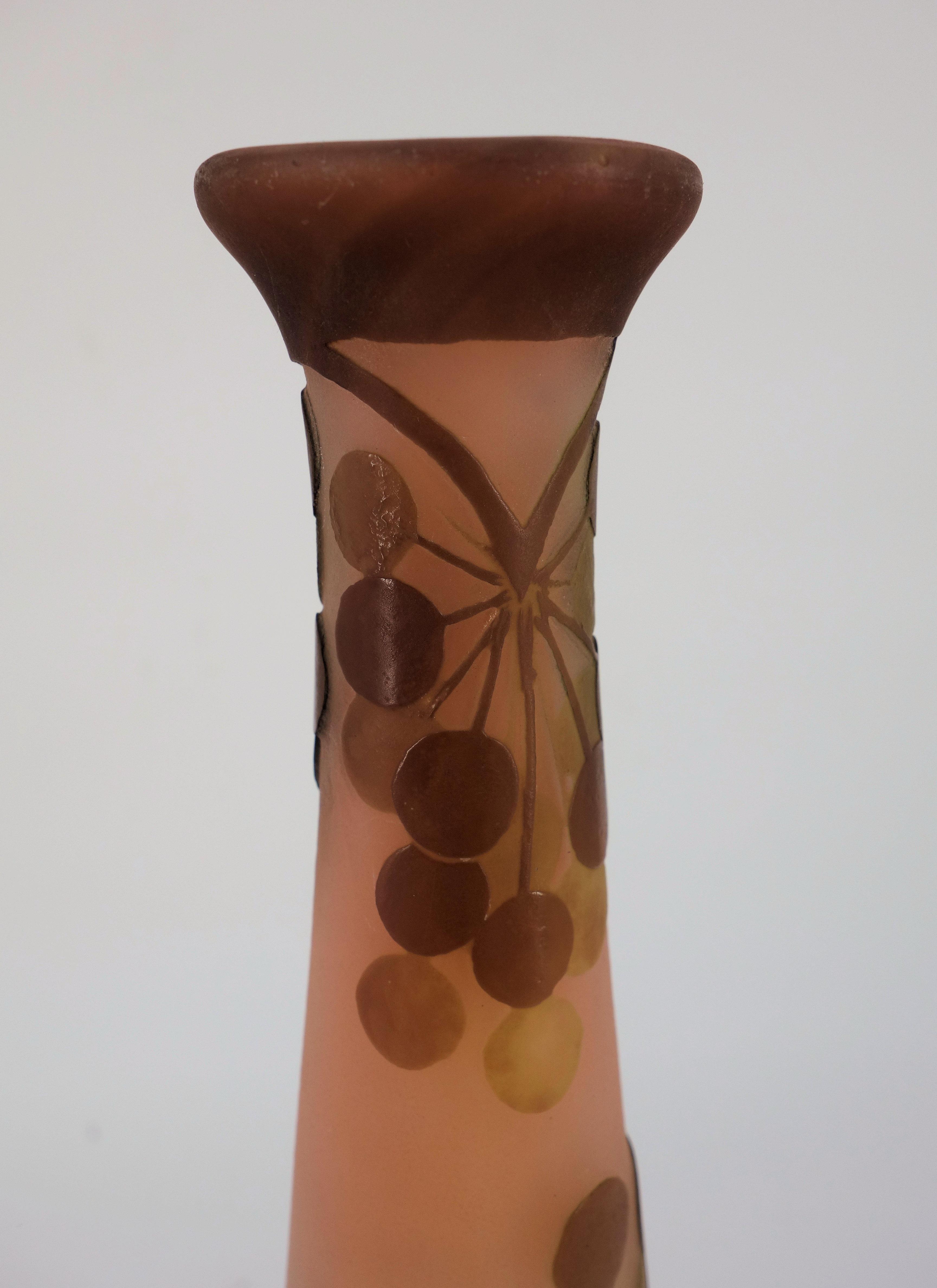 Französische Kamee-Glas-Vase „Umbels“ im Jugendstil von Emile Gall, Nancy, 40 cm im Angebot 1