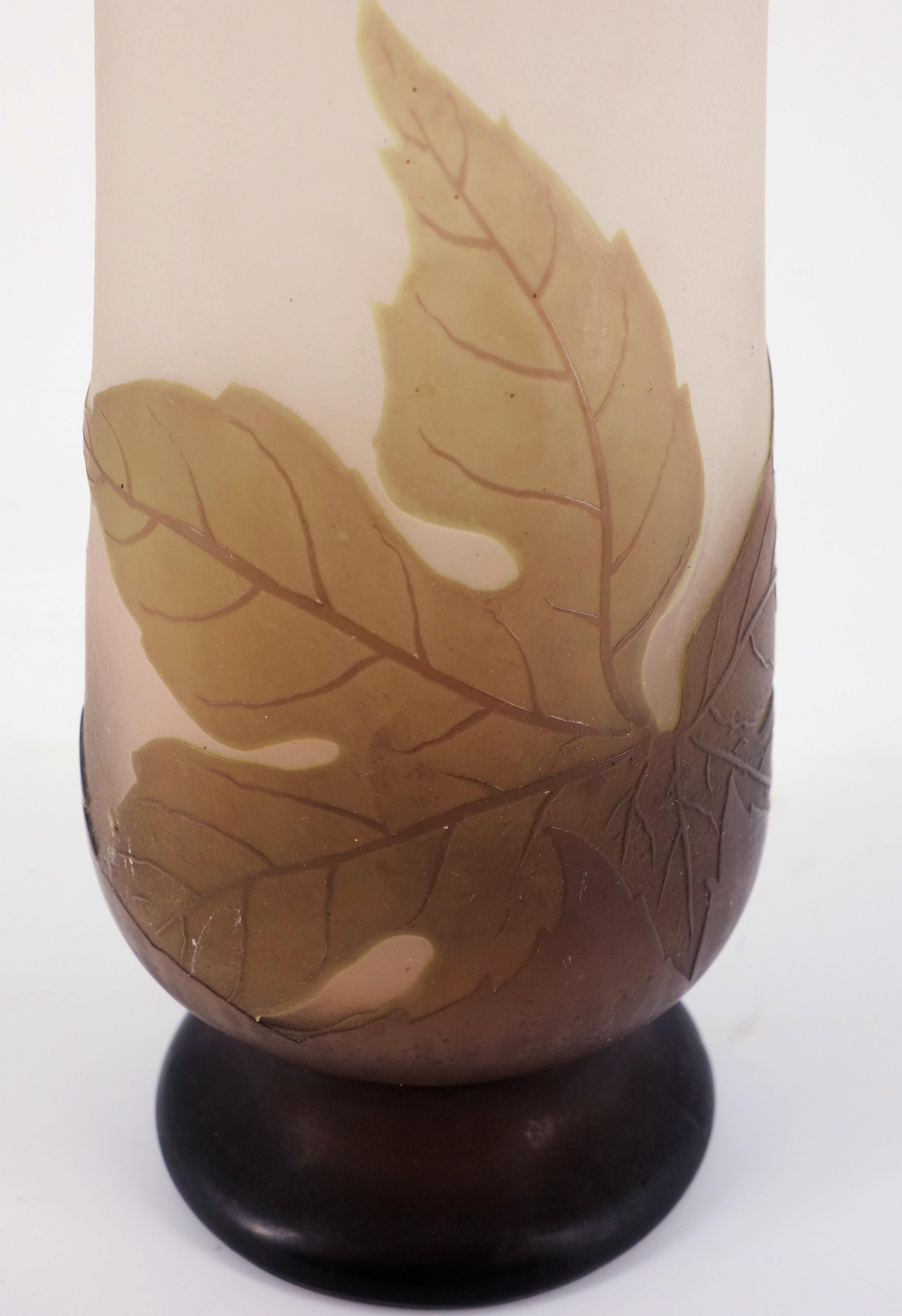 Französische Kamee-Glas-Vase „Umbels“ im Jugendstil von Emile Gall, Nancy, 40 cm im Angebot 2