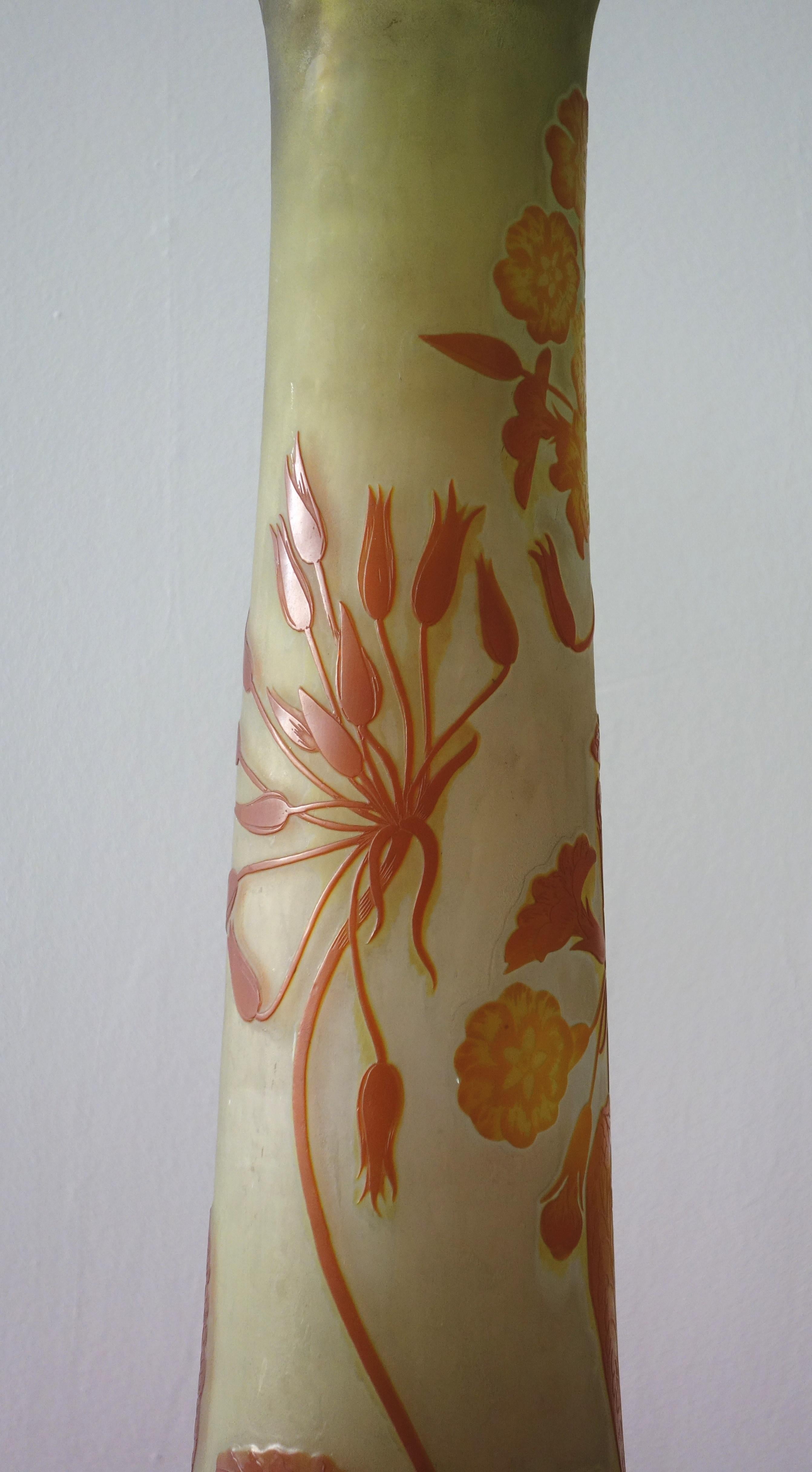 Vaso in vetro cammeo francese Art Nouveau 'Umbels Vase' di Emile Gallé, Nancy - 63 cm di altezza in vendita 1