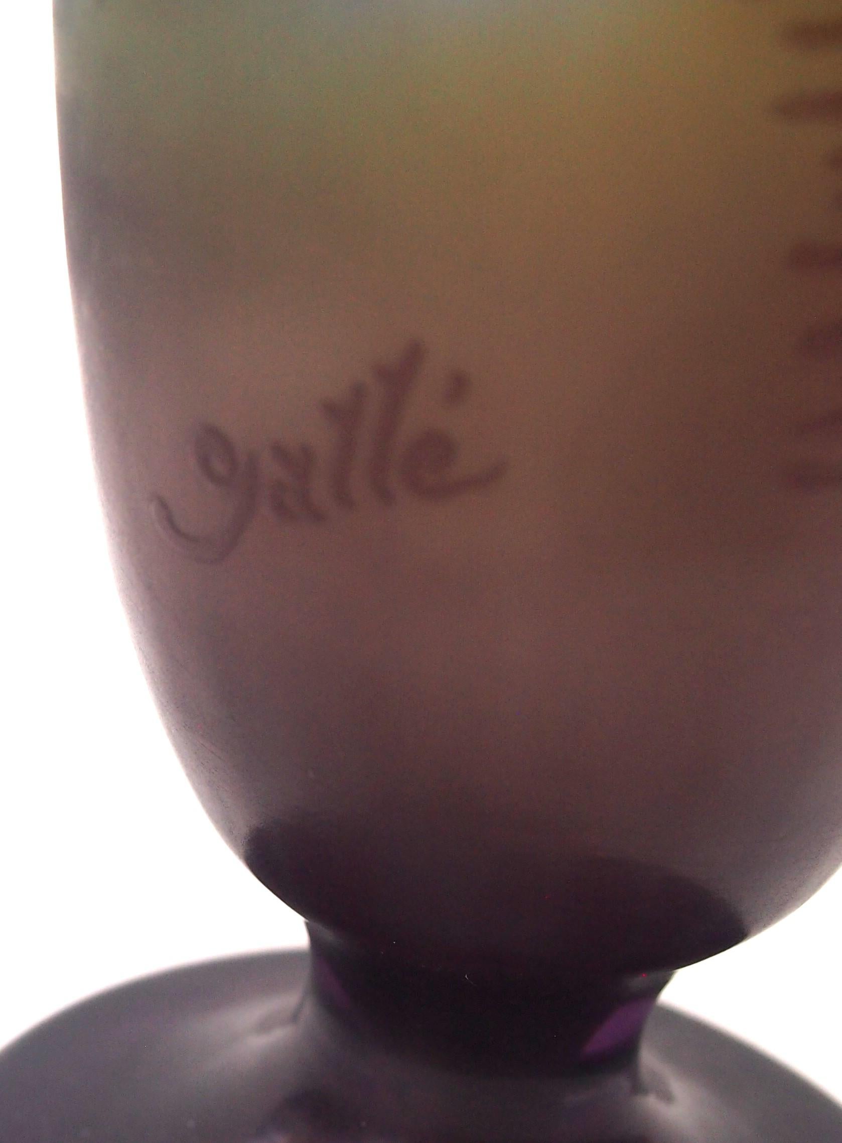 Français Vase en verre camée des navires à voile signé Emile Galle, vers 1920  en vente