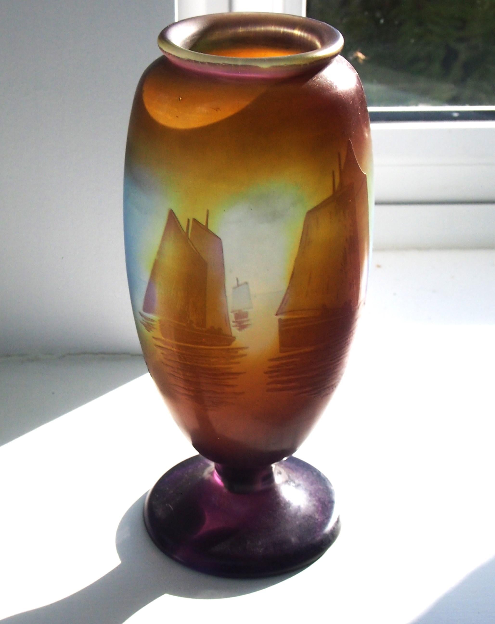 Verre d'art Vase en verre camée des navires à voile signé Emile Galle, vers 1920  en vente