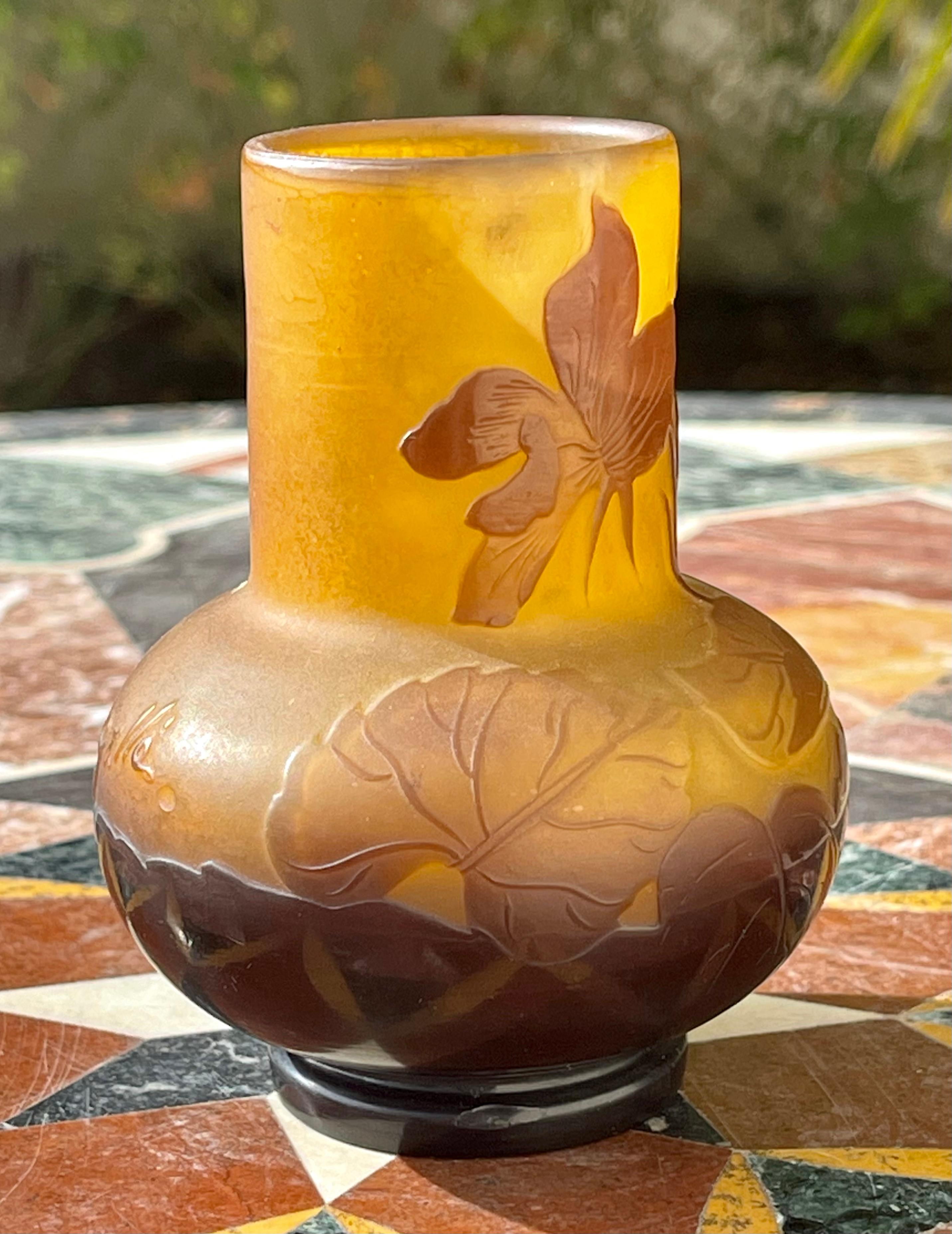 Émile GALLE - Small Vase With Floral Decor In Good Condition For Sale In Beaune, FR
