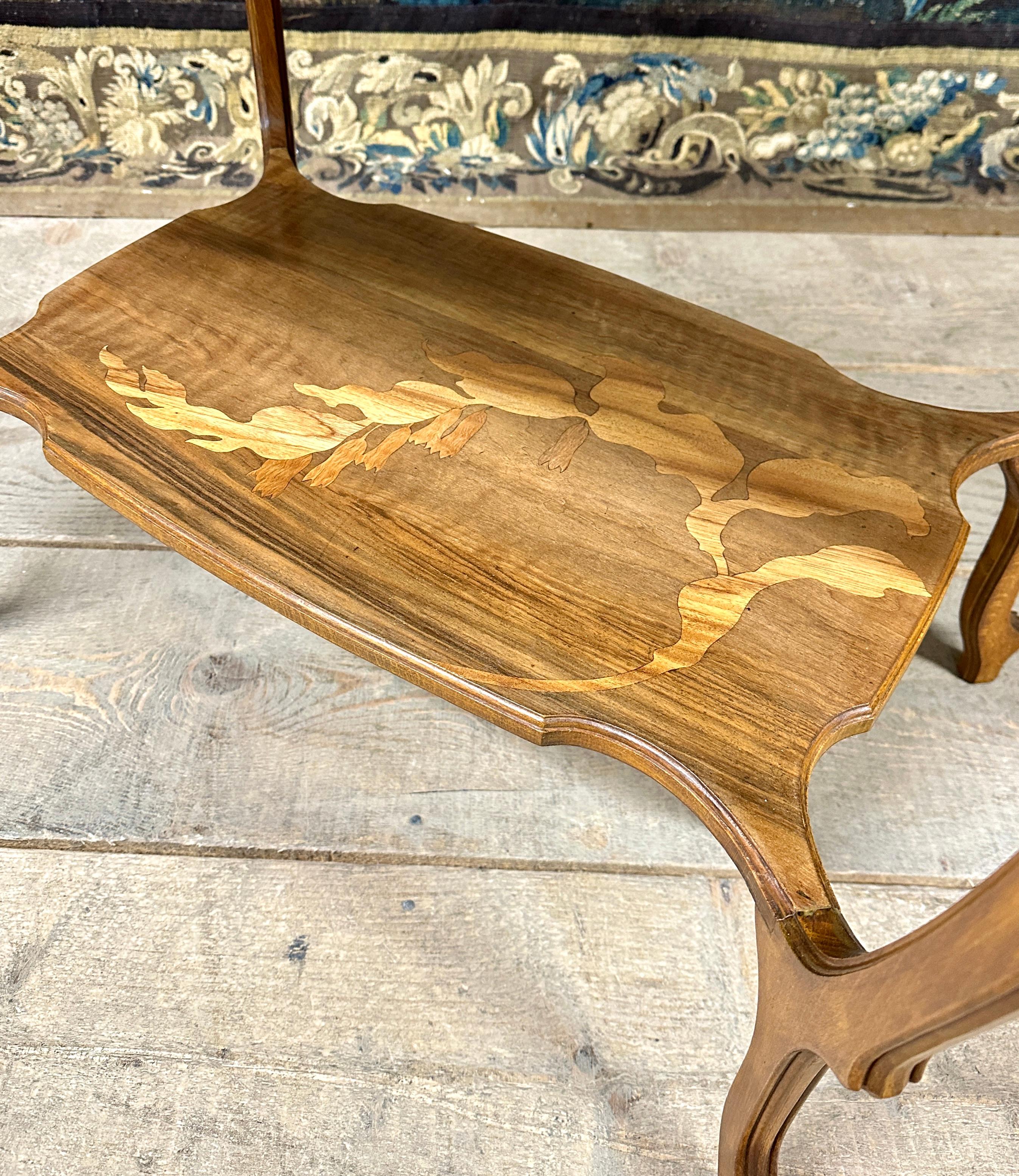 Français Emile Gallé - Table à thé avec trois plateaux en marqueterie. Période Art nouveau, années 1900 en vente