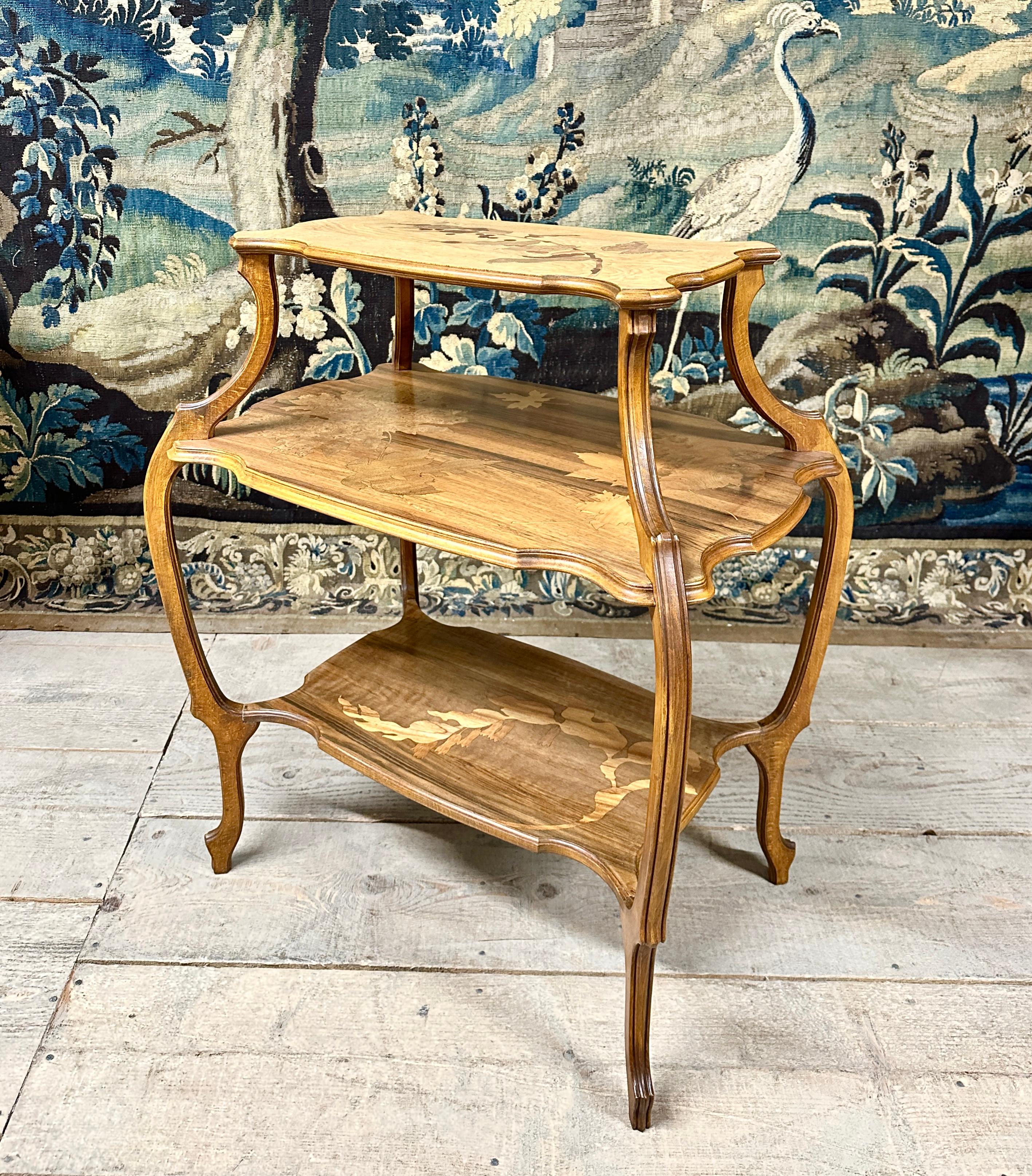 Marqueterie Emile Gallé - Table à thé avec trois plateaux en marqueterie. Période Art nouveau, années 1900 en vente