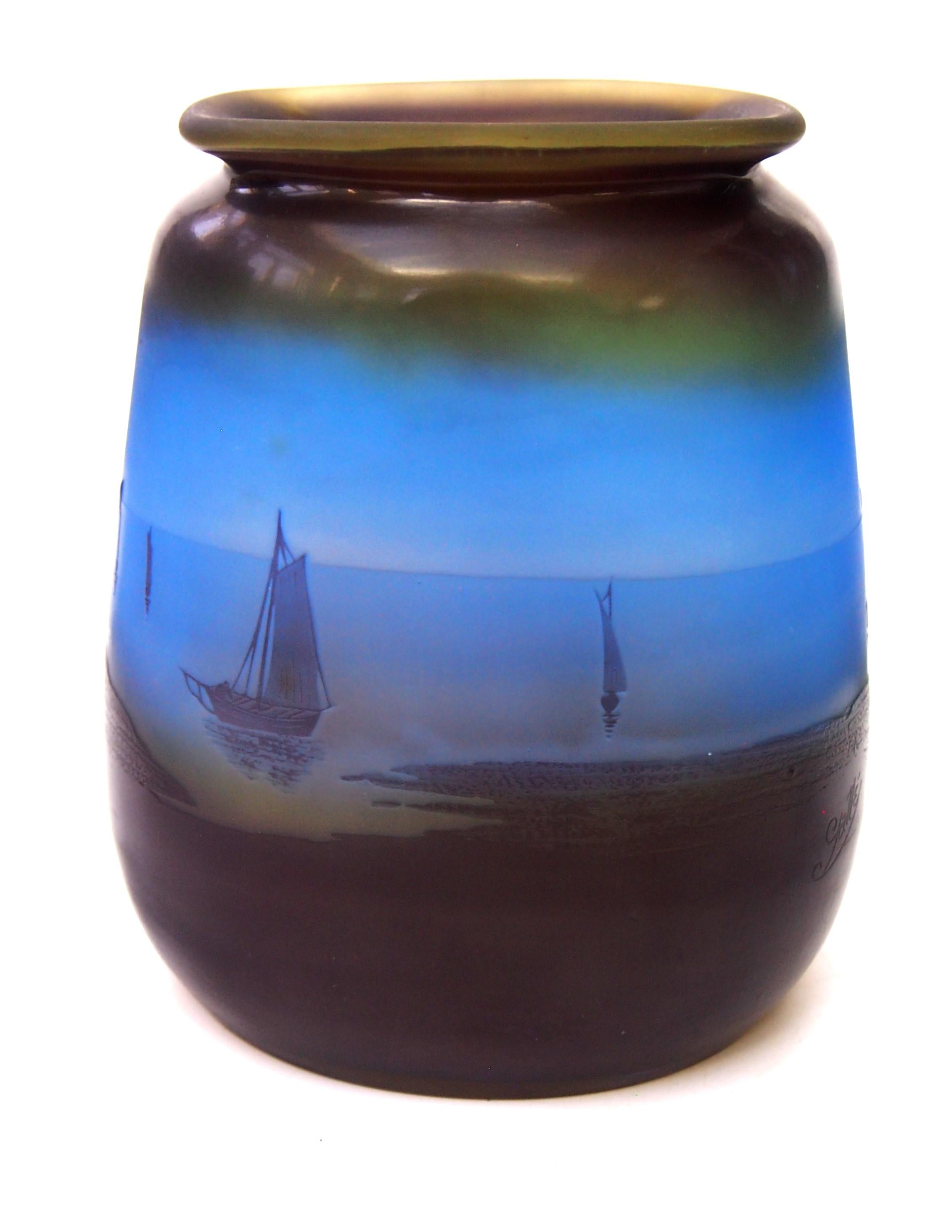 Außergewöhnlich seltene signierte Kamee-Vase aus Glas, Emile Galle-The Bretton Fishing Fleet (Art déco) im Angebot